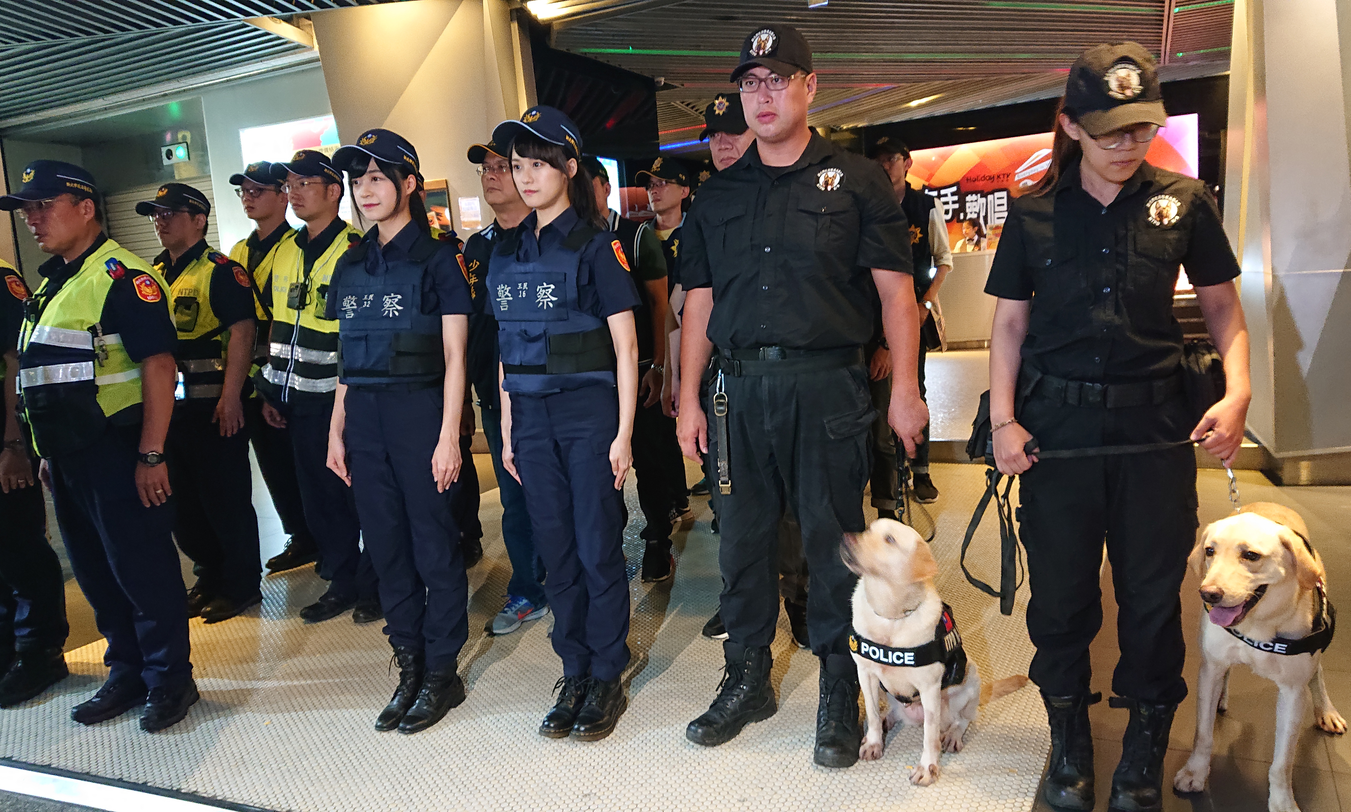 兩人跟著警察及警犬一起出任務。（好言娛樂提供）