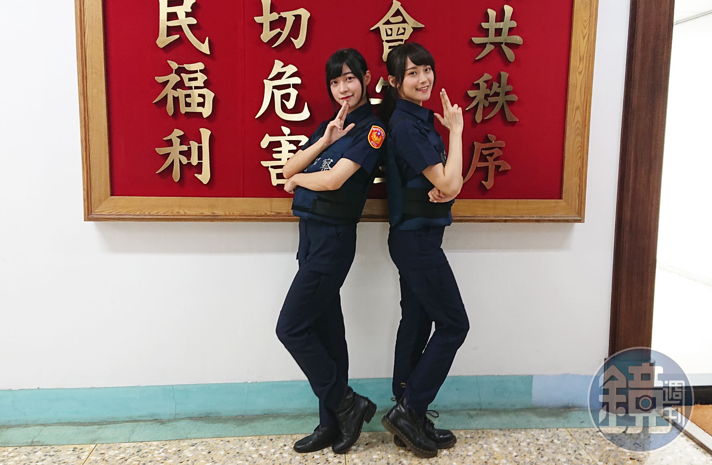 劉潔明（左）、劉語晴（右）以女警打扮宣導反毒任務。（好言娛樂提供）