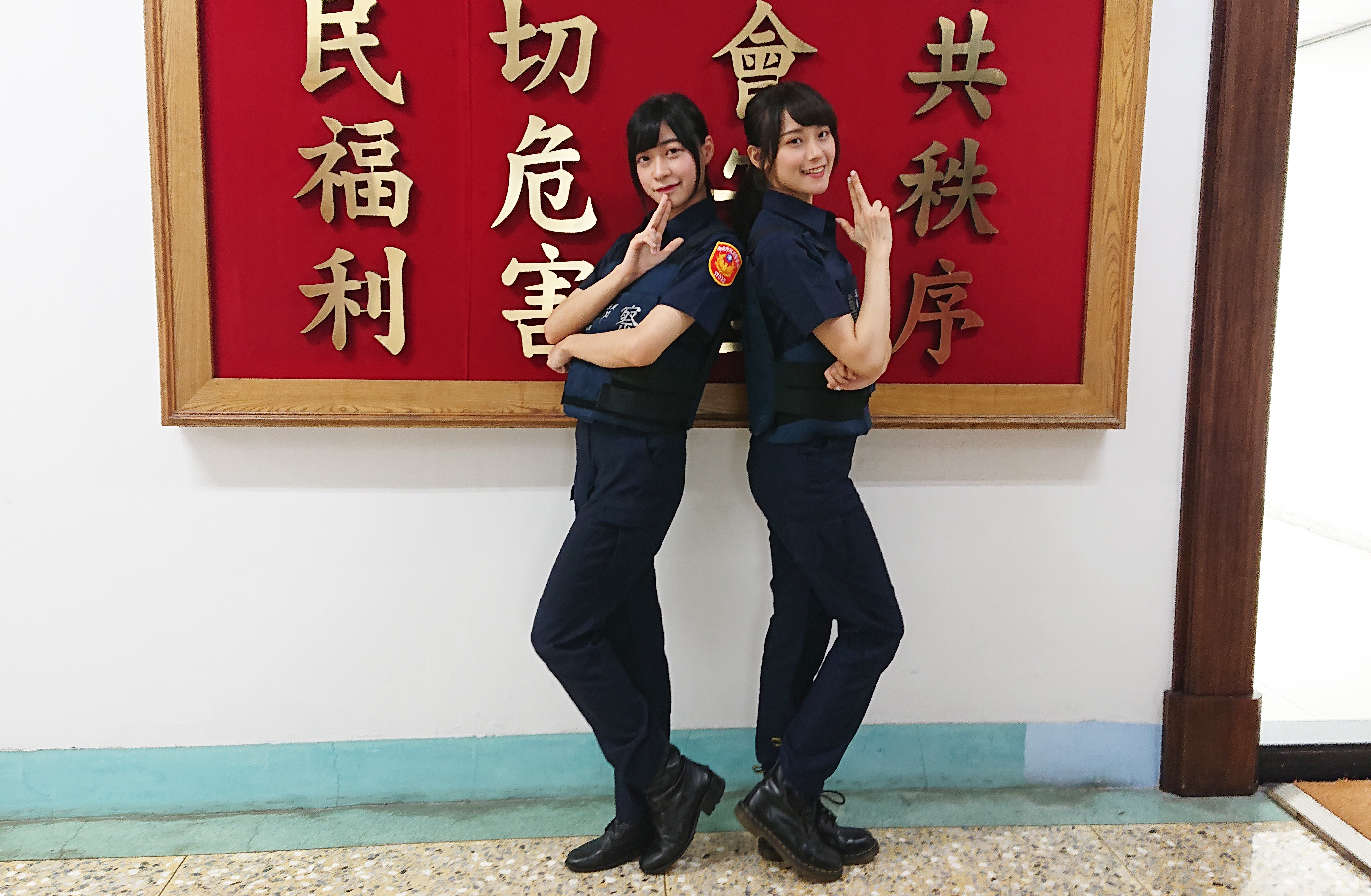 劉潔明（左）、劉語晴（右）以女警打扮宣導反毒任務。（好言娛樂提供）