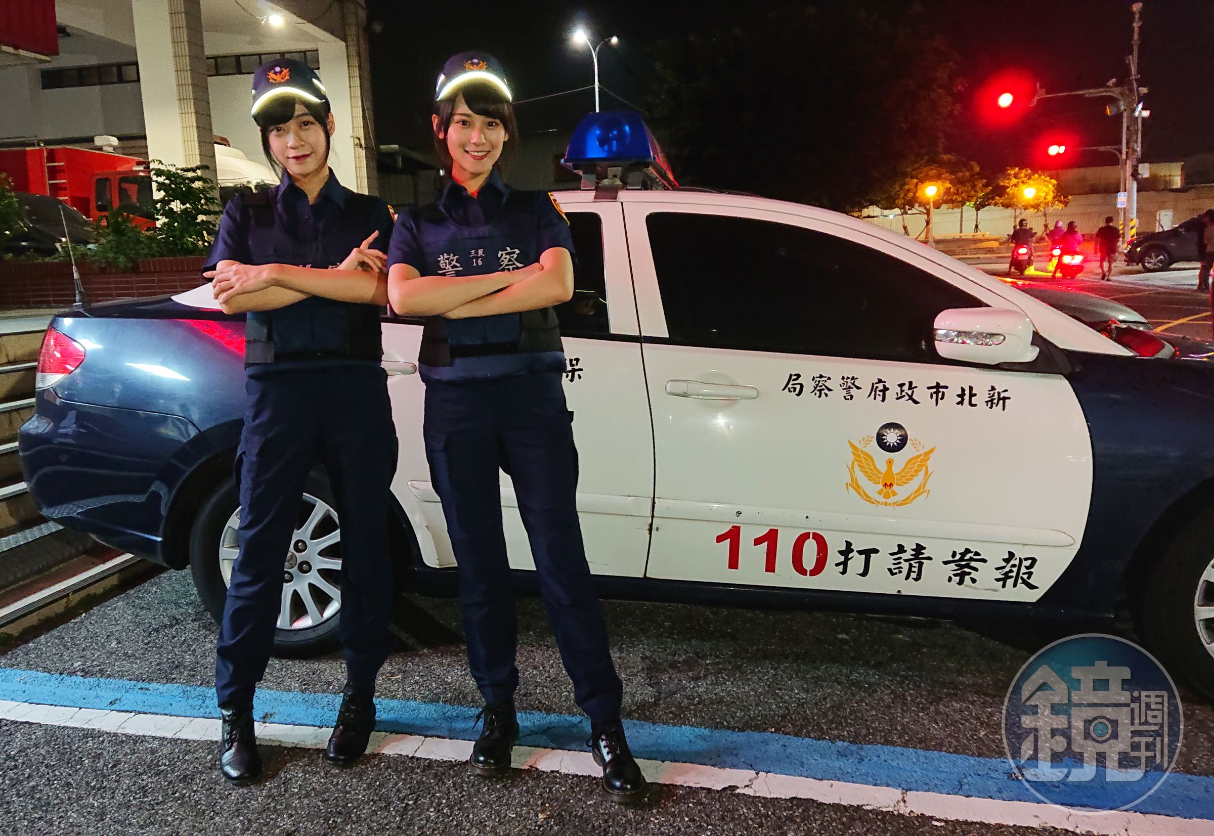 劉潔明（左）、劉語晴（右）早已嚮往這身帥氣女警打扮。（好言娛樂提供）
