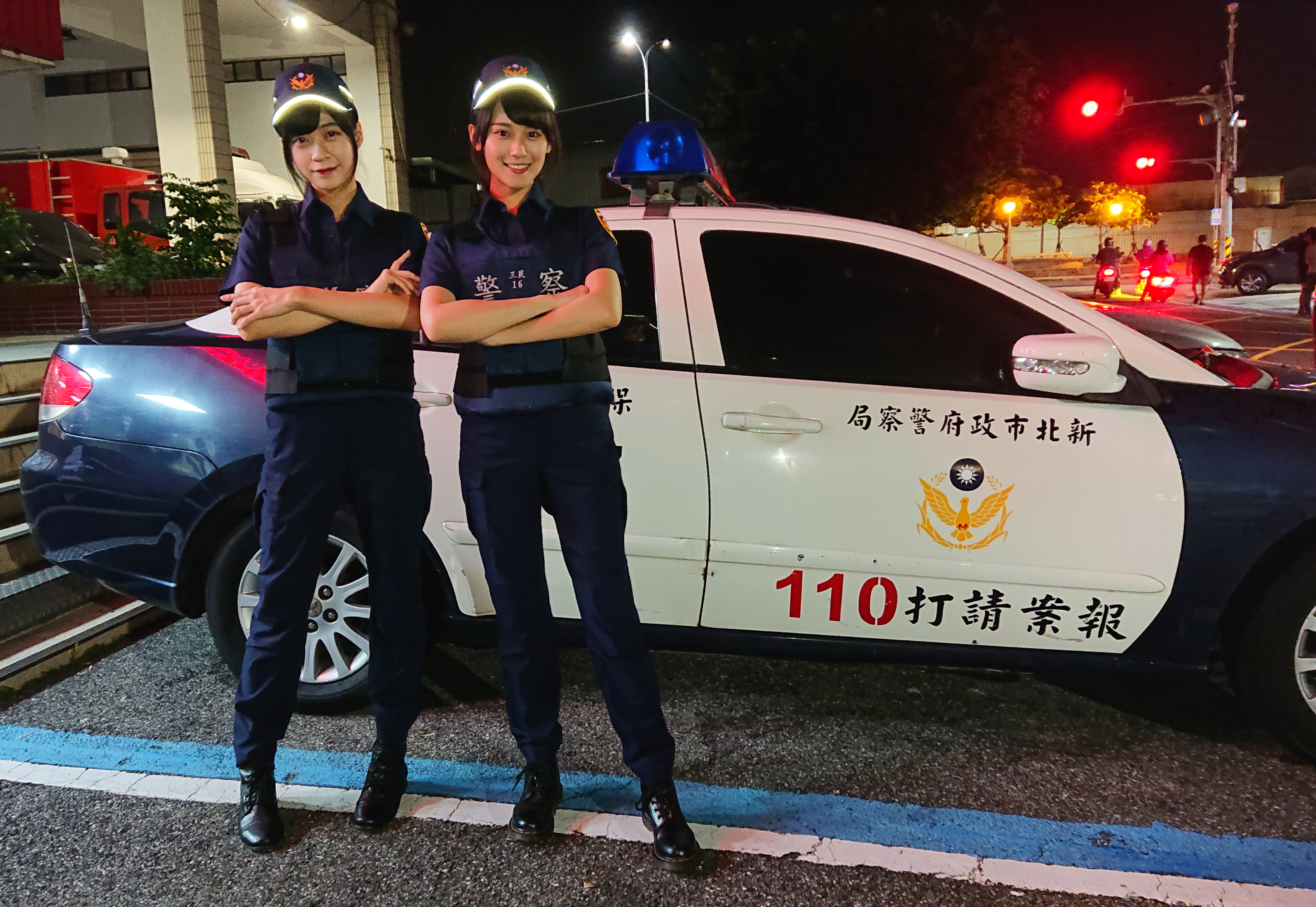 劉潔明（左）、劉語晴（右）早已嚮往這身帥氣女警打扮。（好言娛樂提供）