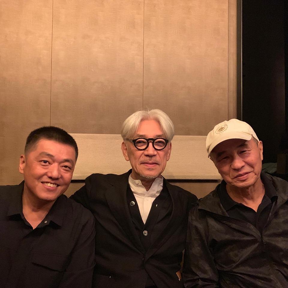 坂本龍一在粉絲頁貼出與侯孝賢及林強的合照。(翻攝自坂本龍一粉絲頁)