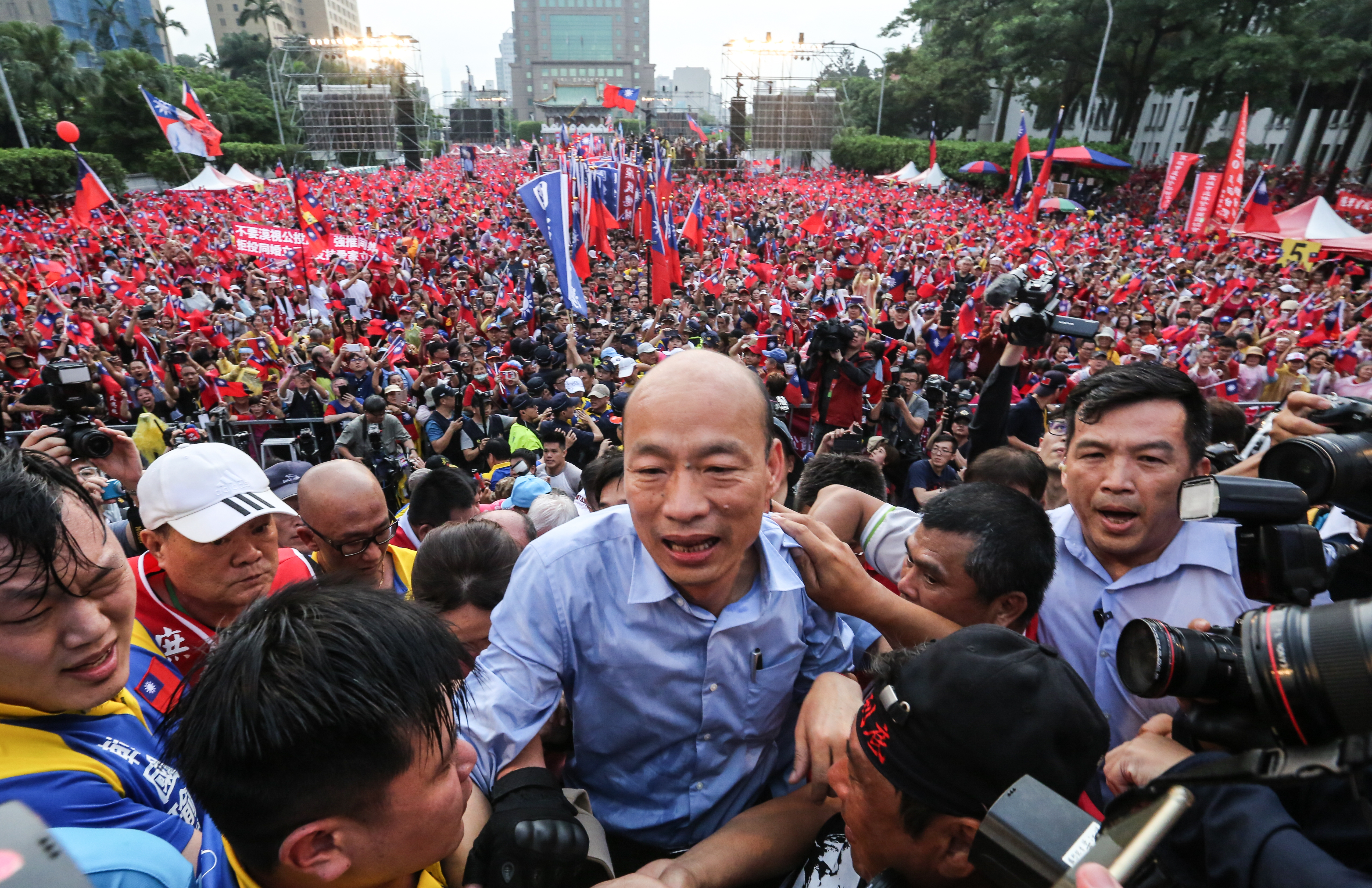 在凱道舉辦「決戰2020 贏回台灣」的韓國瑜造勢大會，據主辦單位統計現場湧入40萬人。