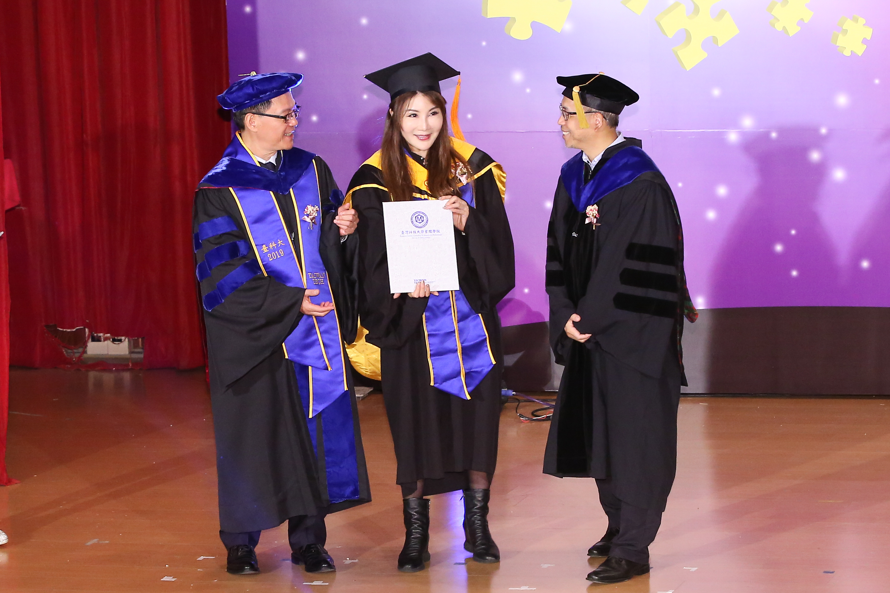 苦熬2年，楊麗菁穿上碩士袍，上台領畢業證書。