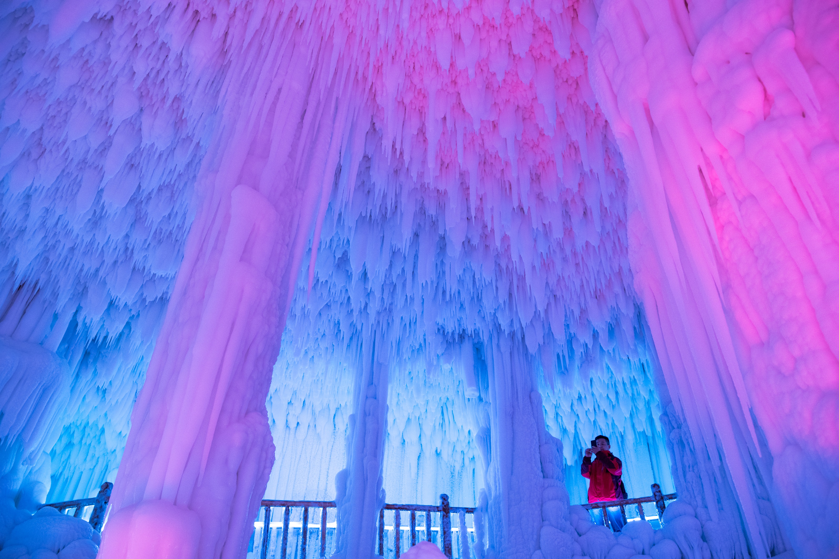 「雲丘山景區」巨大冰洞形成的原因，至今成謎。