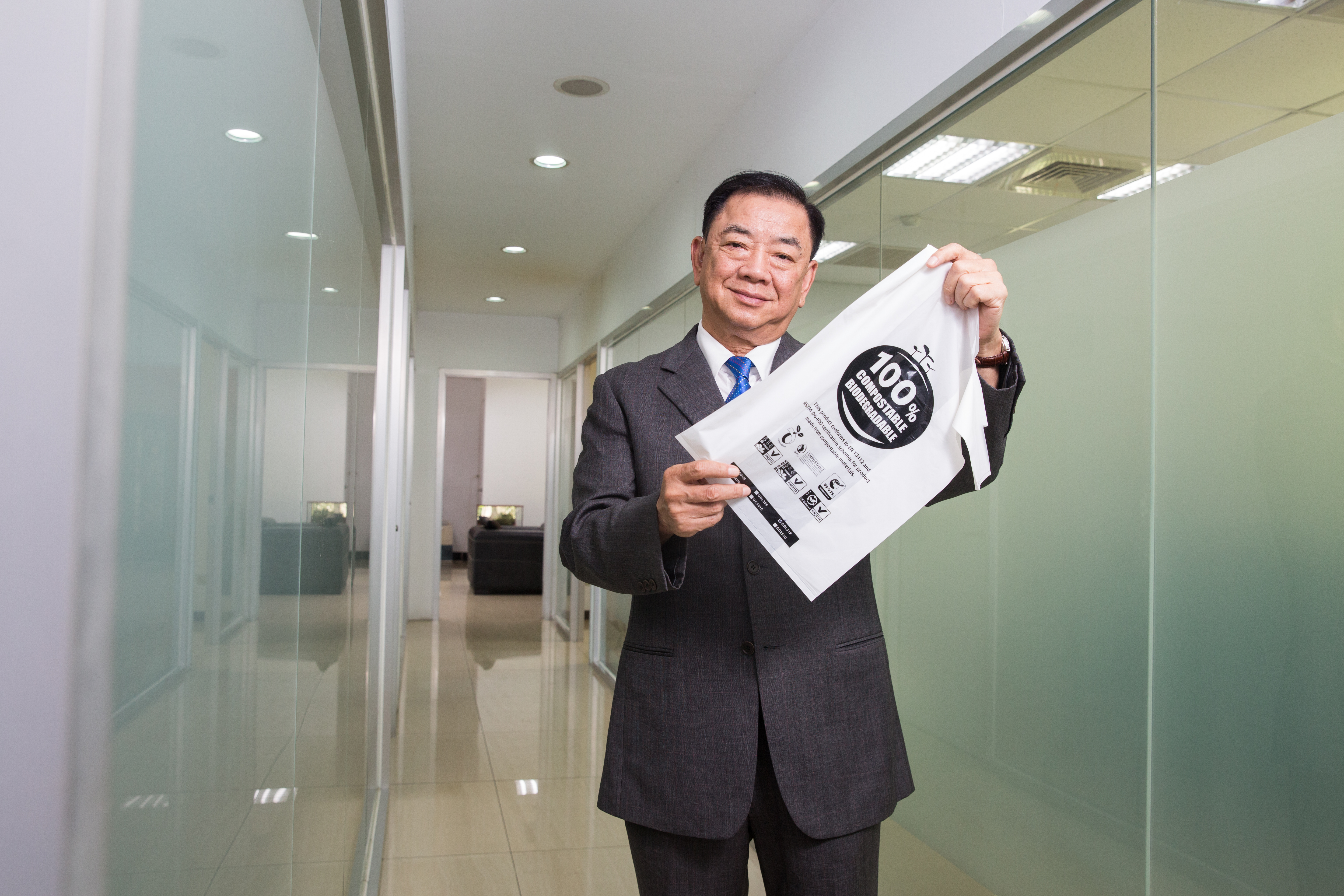 陳欽偉研發生分解及可堆肥塑膠粒20年，今年開始國內外訂單量才開始增長，預計營收2億元。