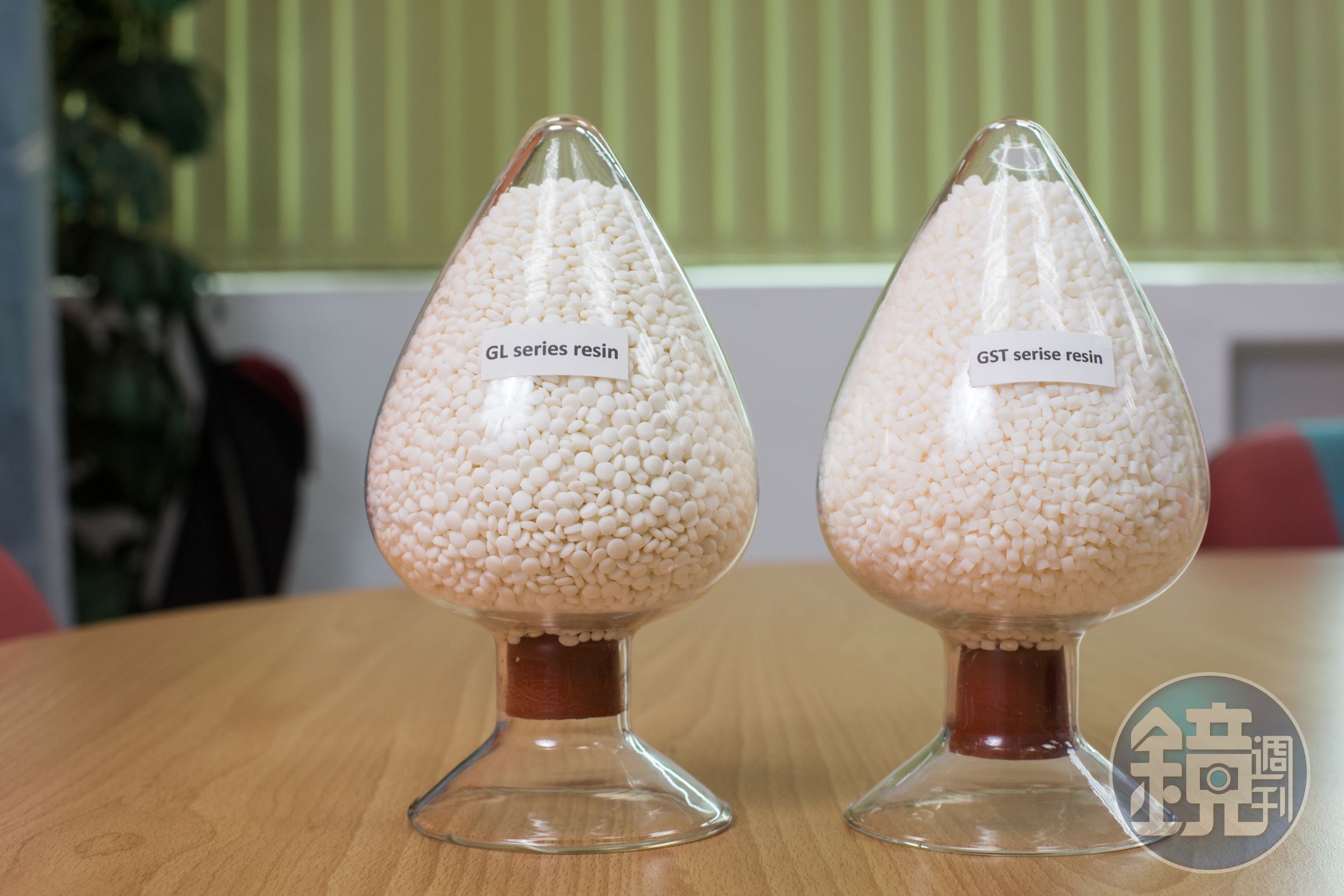 生分解及可堆肥塑膠粒可製成塑膠袋、餐盤、育苗杯等產品，比起傳統塑膠能更快被微生物分解。