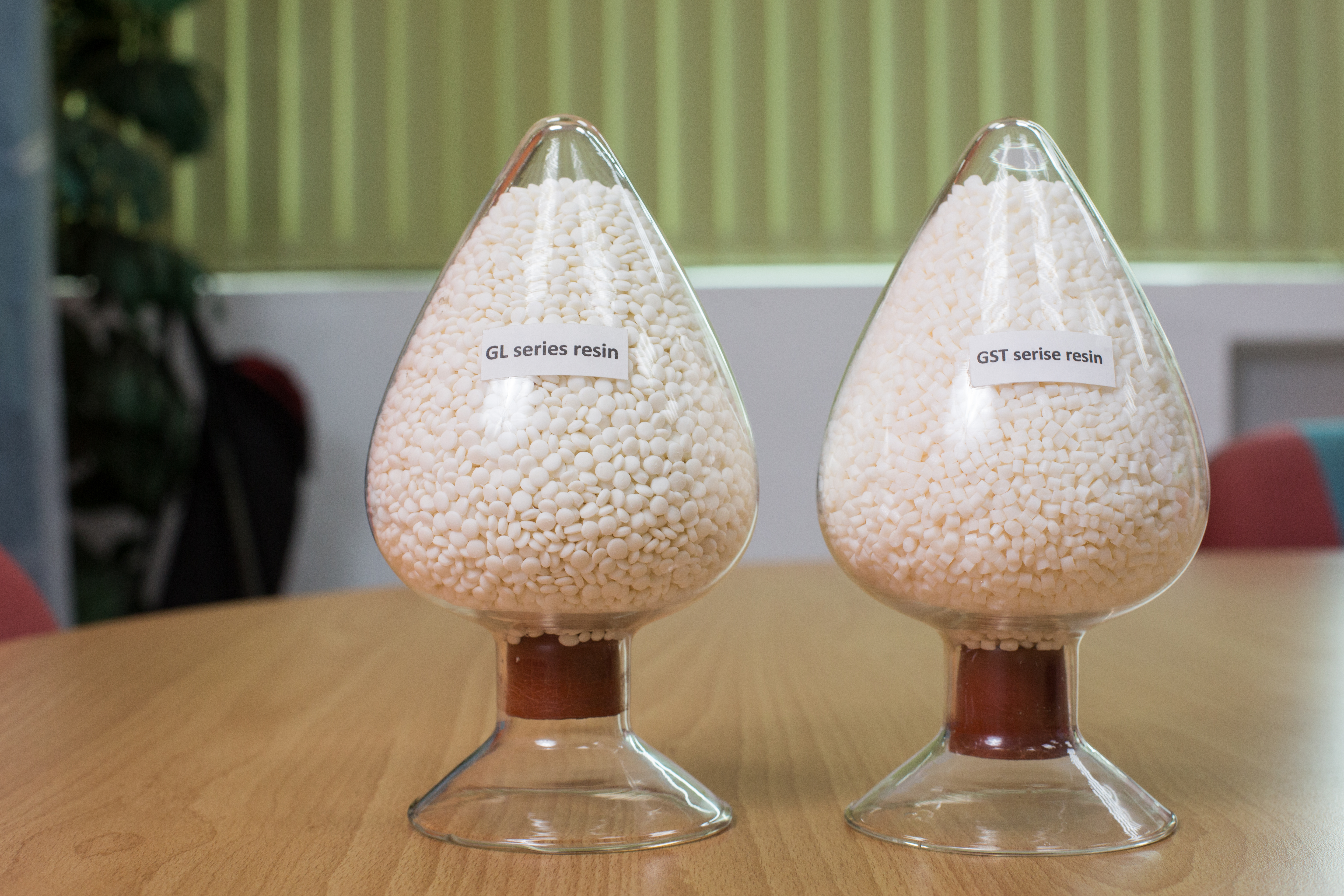 生分解及可堆肥塑膠粒可製成塑膠袋、餐盤、育苗杯等產品，比起傳統塑膠能更快被微生物分解。