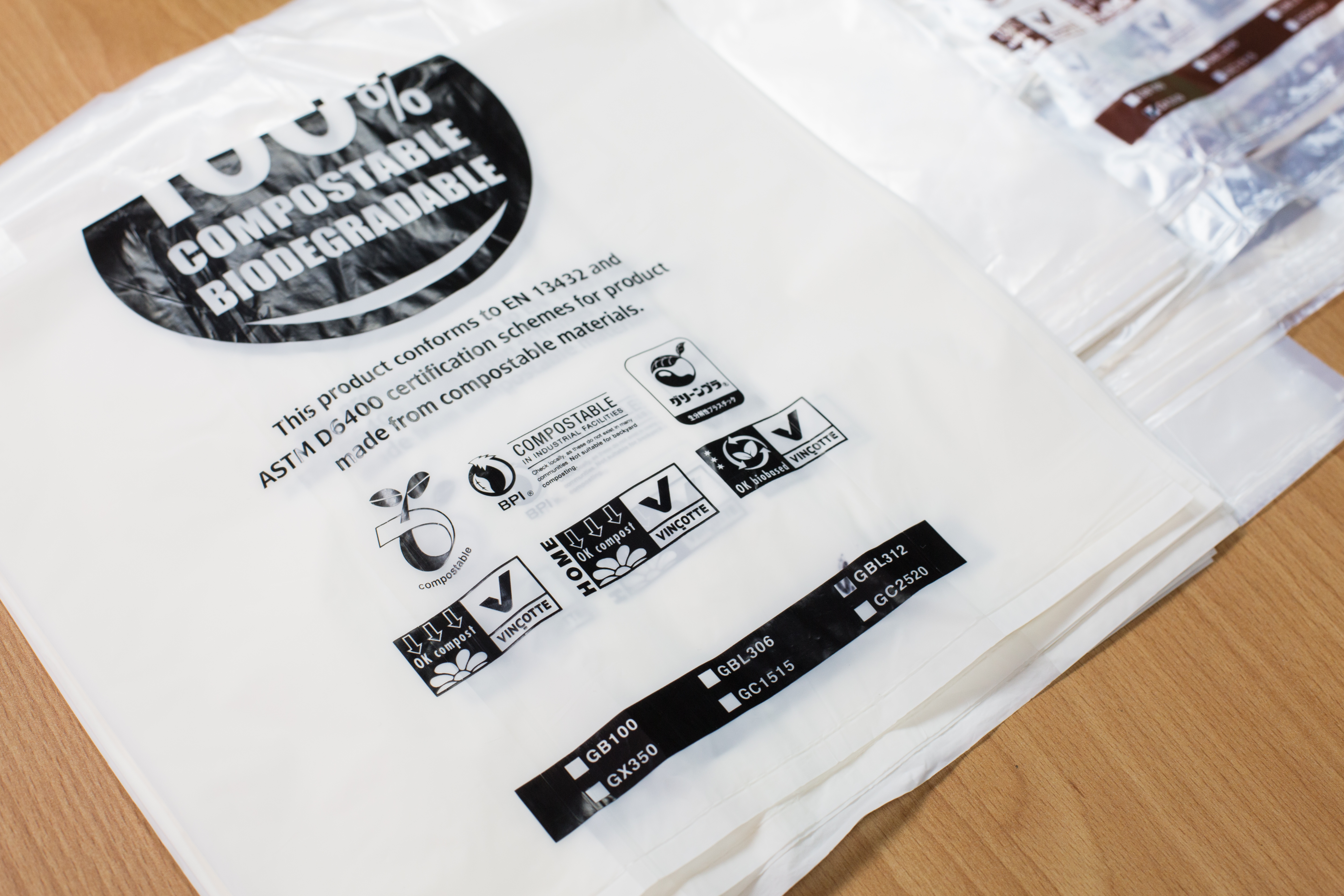 去年初台灣實施新限塑政策後，生分解塑膠竟和PE塑膠袋一樣被禁用。