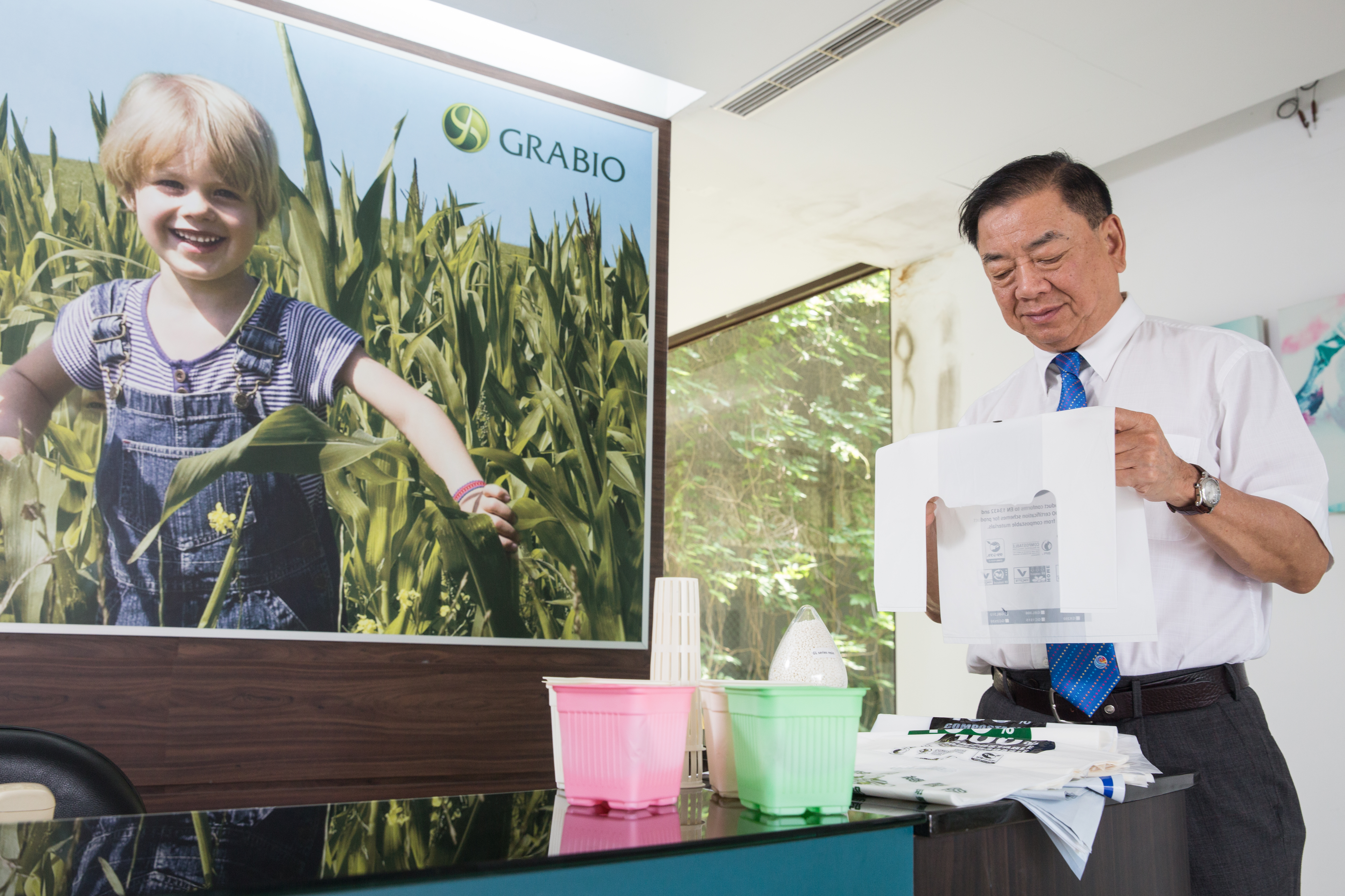 陳欽偉盼政府跟上世界趨勢，以可分解塑膠作為禁塑的替代方案。