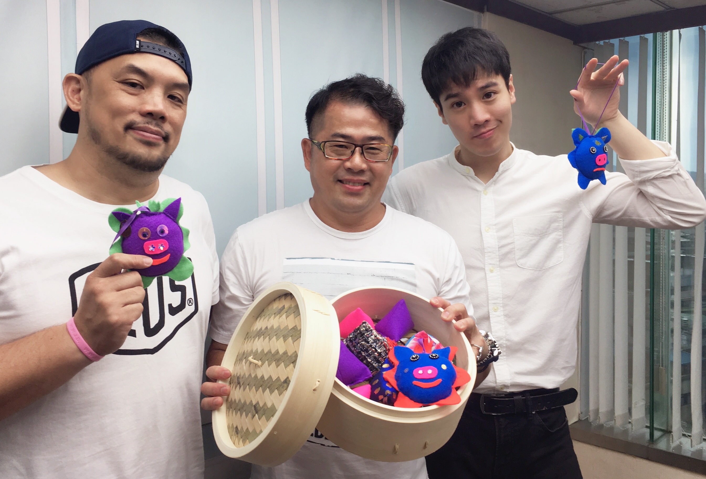 適逢端午佳節,林國基帶著金寶三、謝毅宏製作香包。(艾迪昇提供)