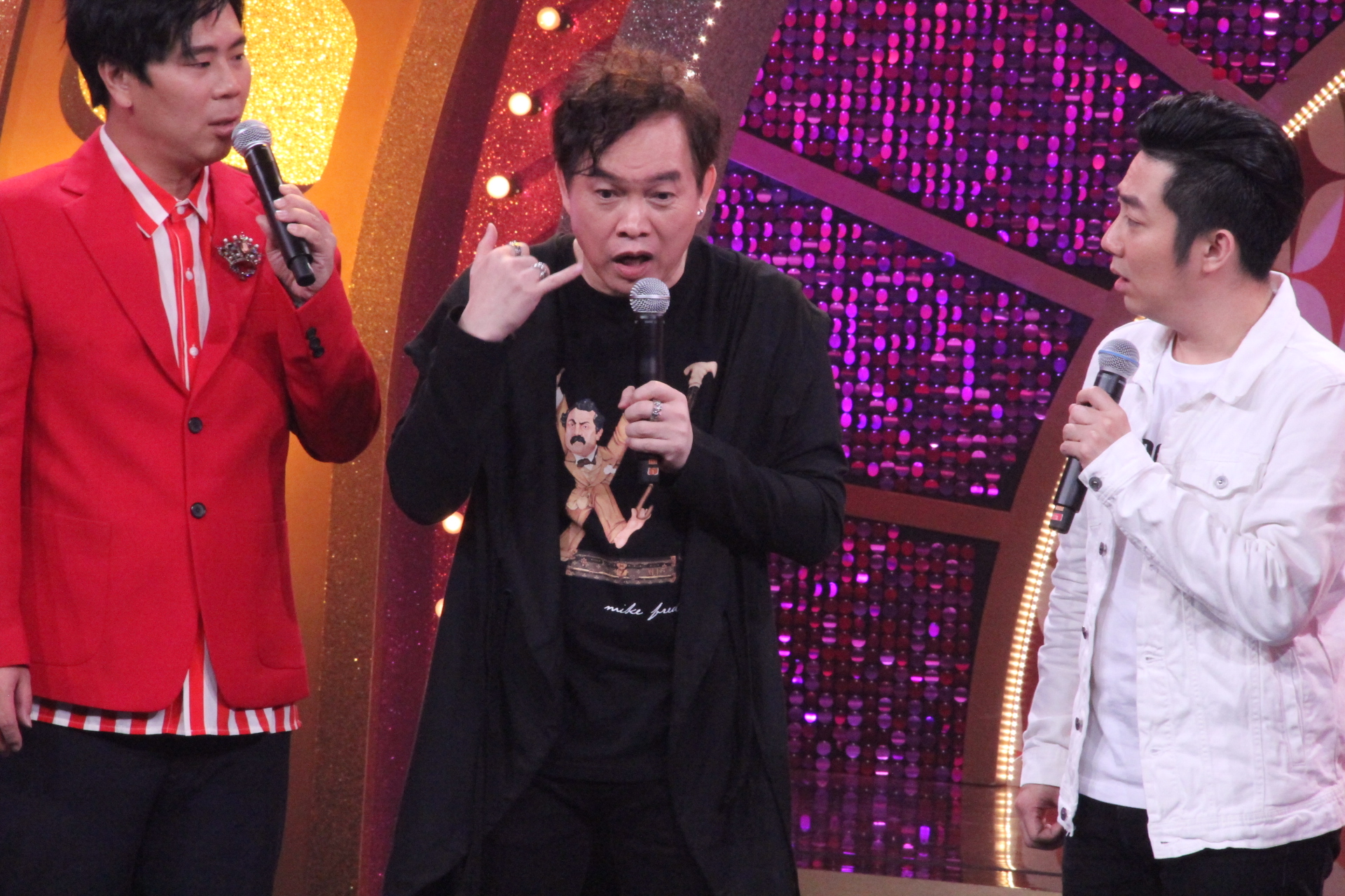 康康曾在舞廳被重心不穩的女客人弄到頭破血流縫了6針，因當年是雞年，他笑稱額頭上的傷為「雞疤」。（年代MUCH提供）