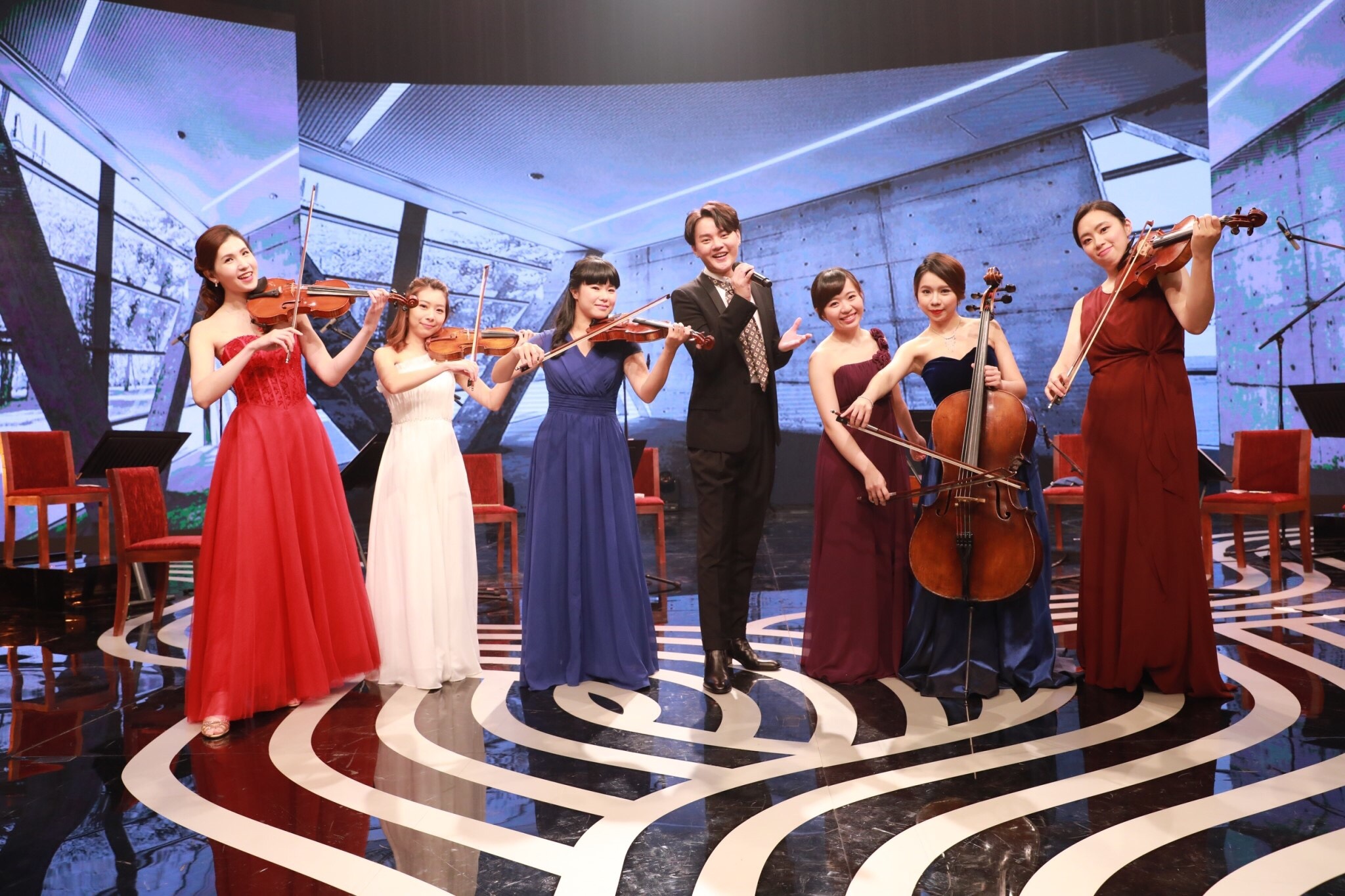 許富凱上民視《台灣的聲音》與樂團合作演出日本歌曲。（民視提供）