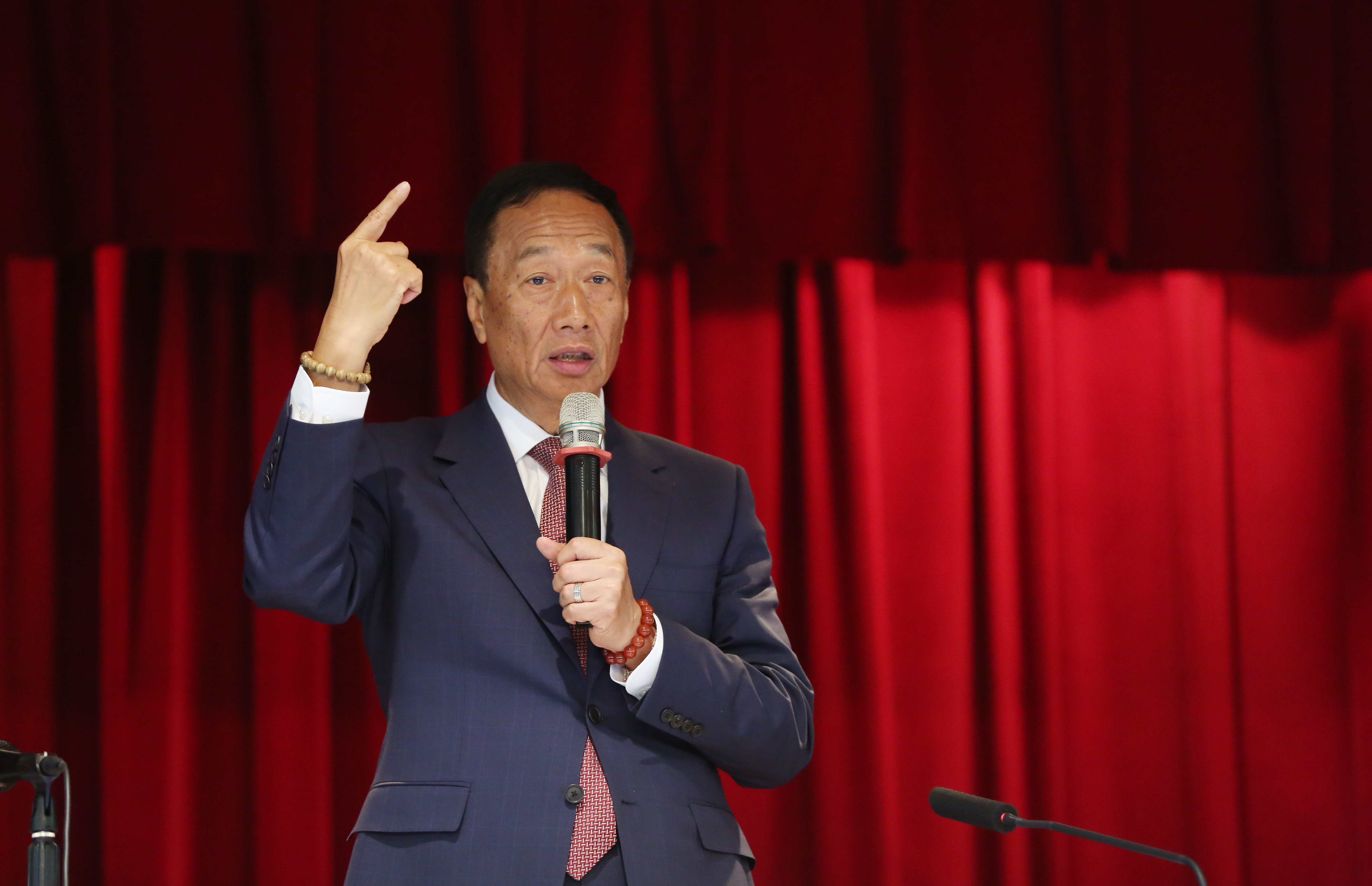 郭董下午與前衛福部長邱文達共同出席永齡生醫會議。（本刊資料照）