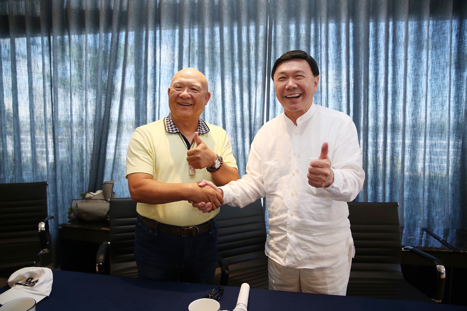 三洋紡織董事長陳和順（左）與來思達創辦人謝貞德（右）2日攜手舉辦合作記者會。