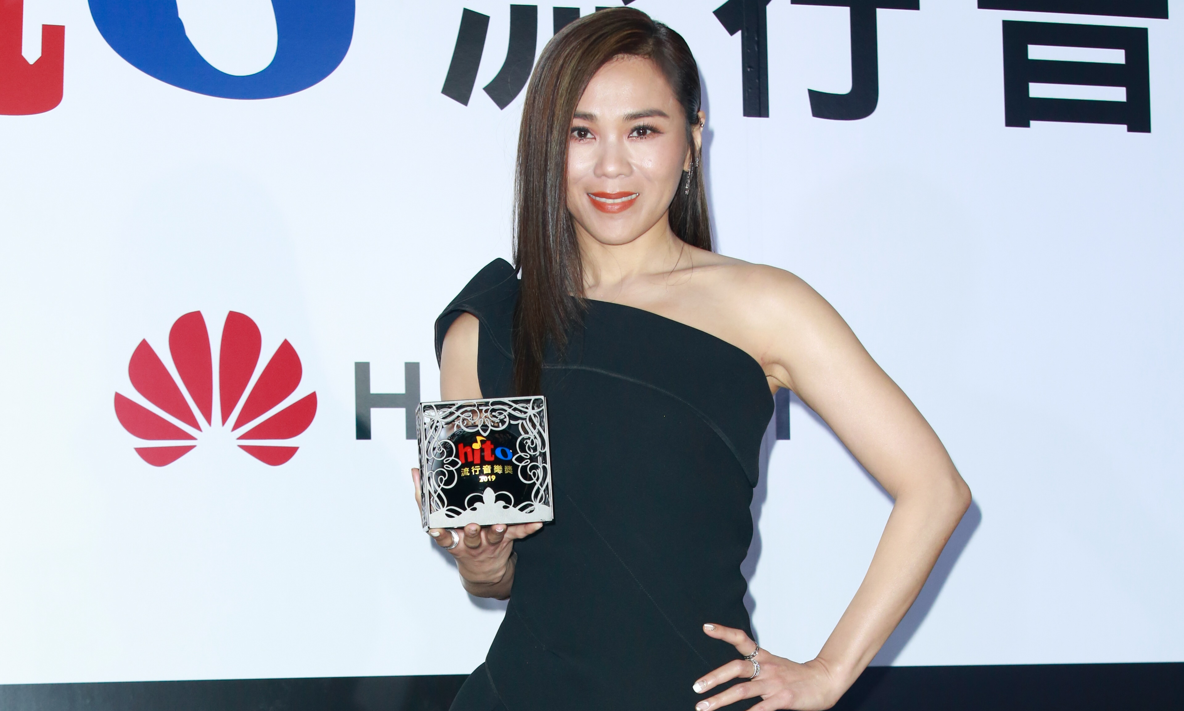 金曲歌后蔡健雅身著澳洲空運來台高雅褲裙禮服參加hit fm頒獎典禮。