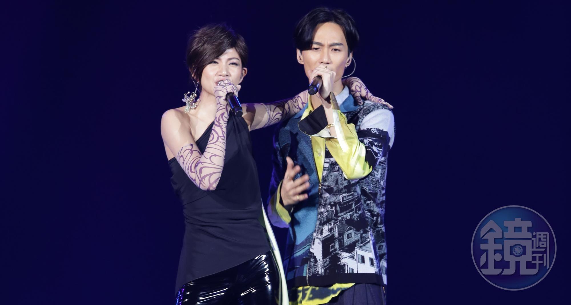 李千那和李英宏合作的新歌《愛的太超過》拿下「hito對唱歌曲」,兩人登台演唱。