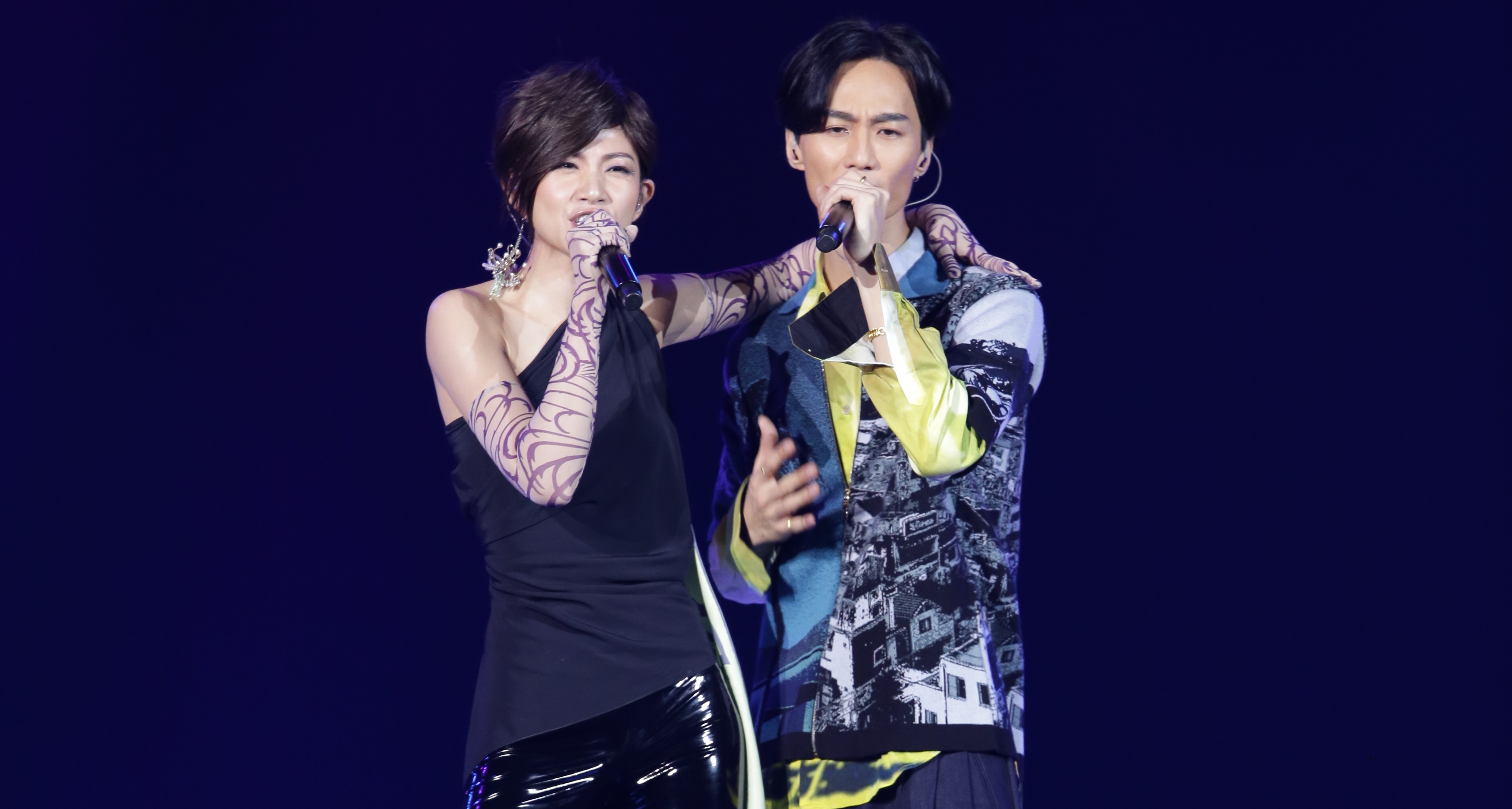 李千那和李英宏合作的新歌《愛的太超過》拿下「hito對唱歌曲」，兩人登台演唱。