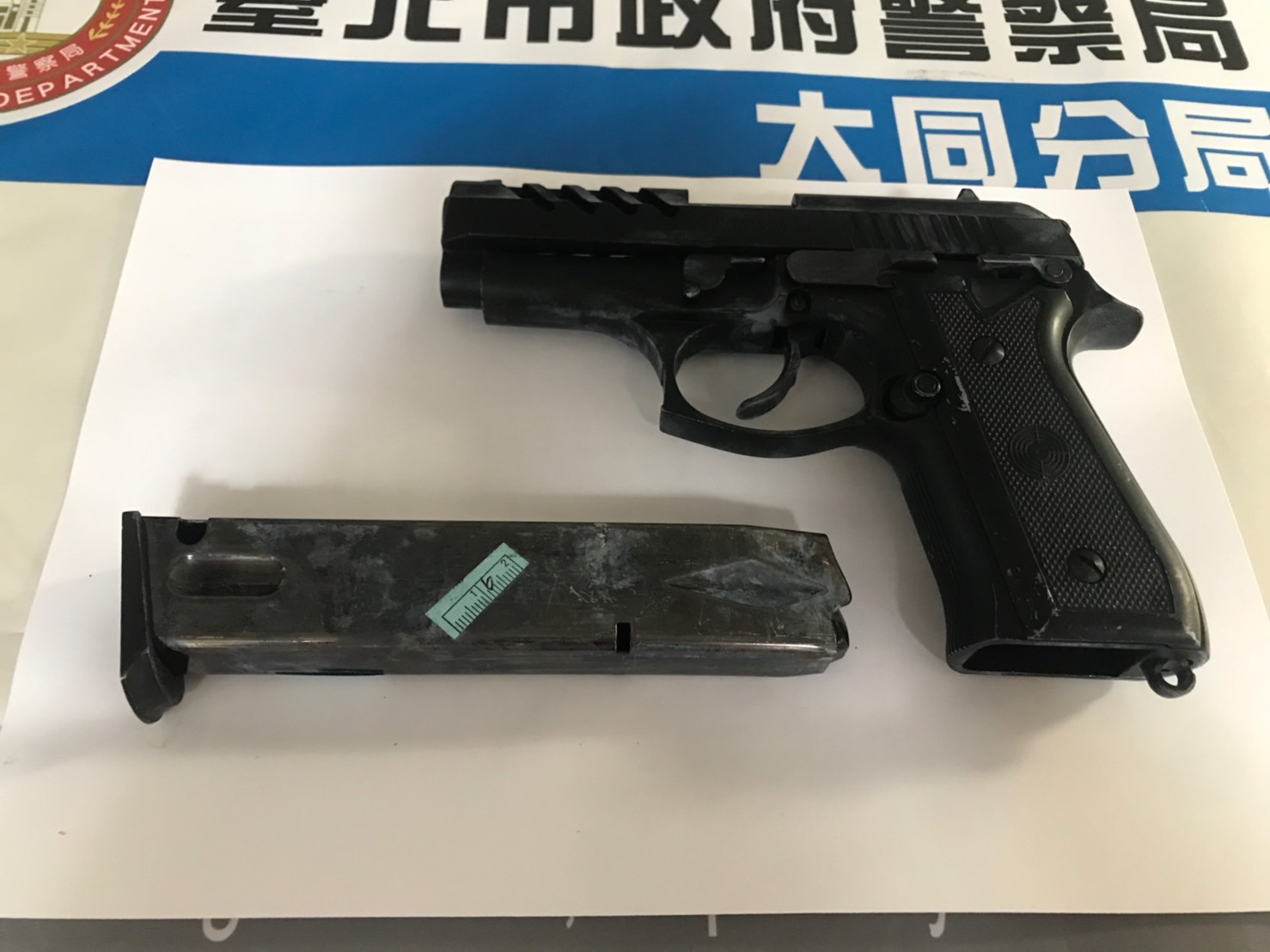 警方起出作案槍枝。（翻攝畫面）
