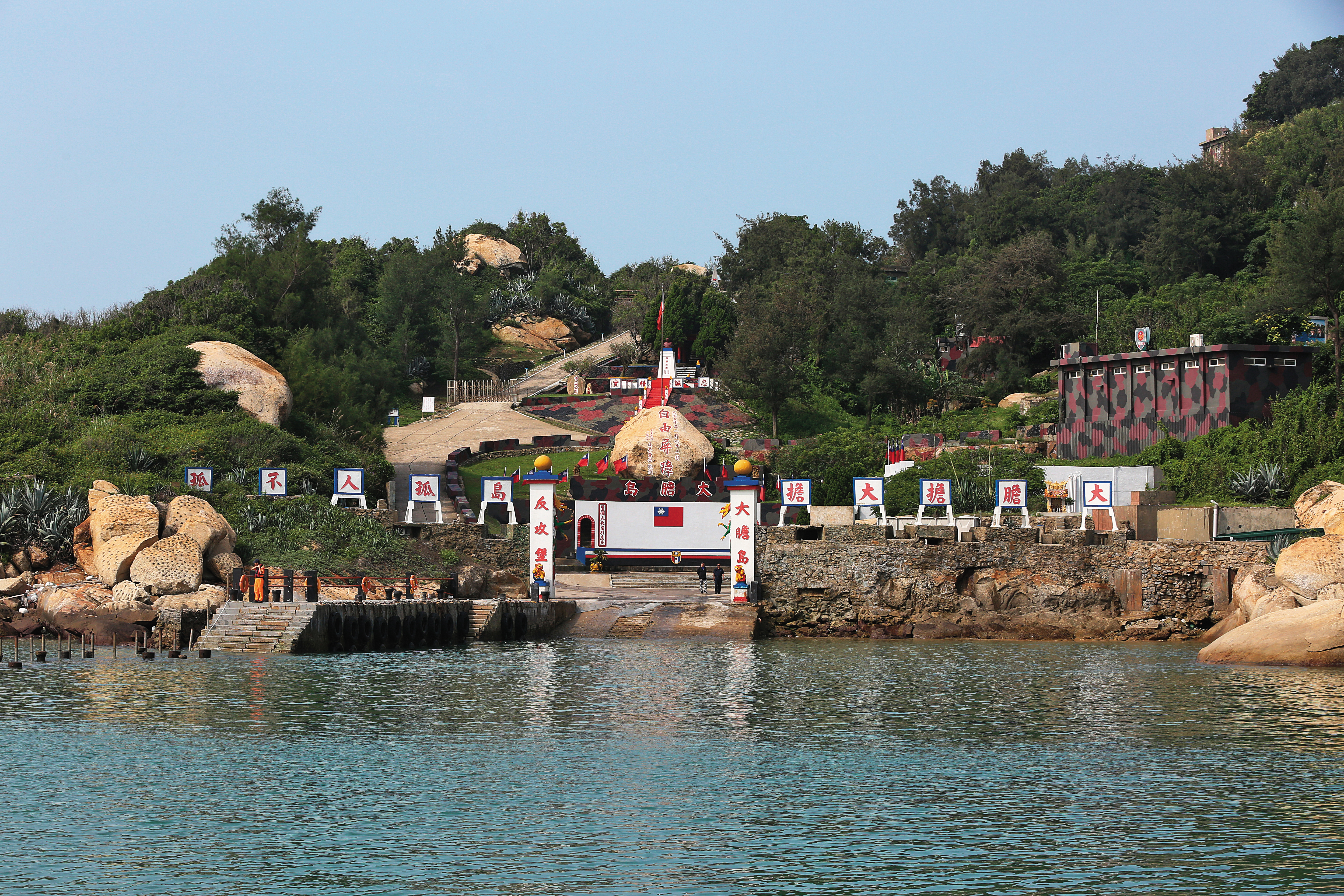 大膽島封閉70年，今年3月開放觀光，6月更將成立全國第1個前線派出所「大二膽派出所」（圖右迷彩建築）。