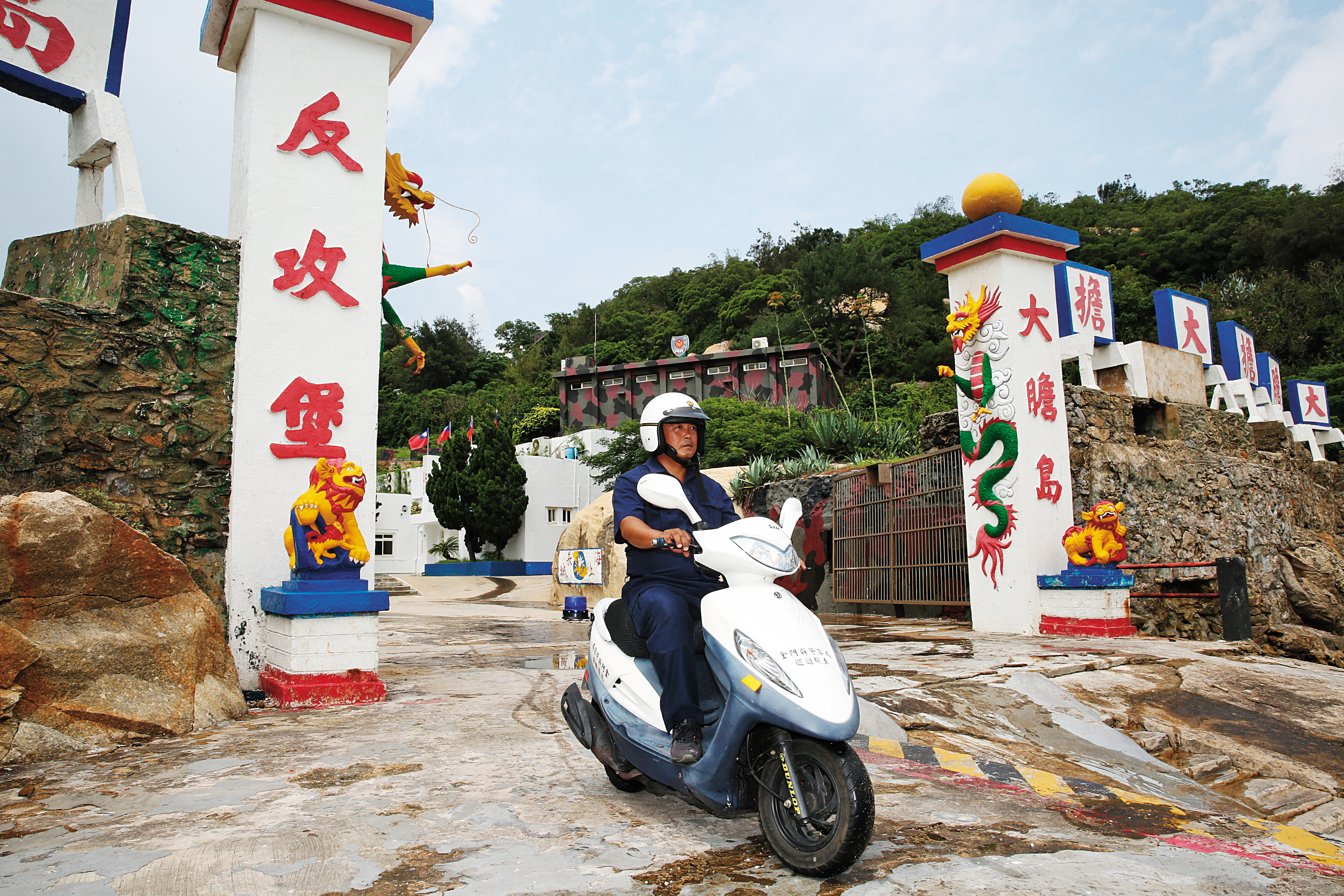 巡邏、安全維護及為民服務，是大二膽派出所員警的主要勤務。