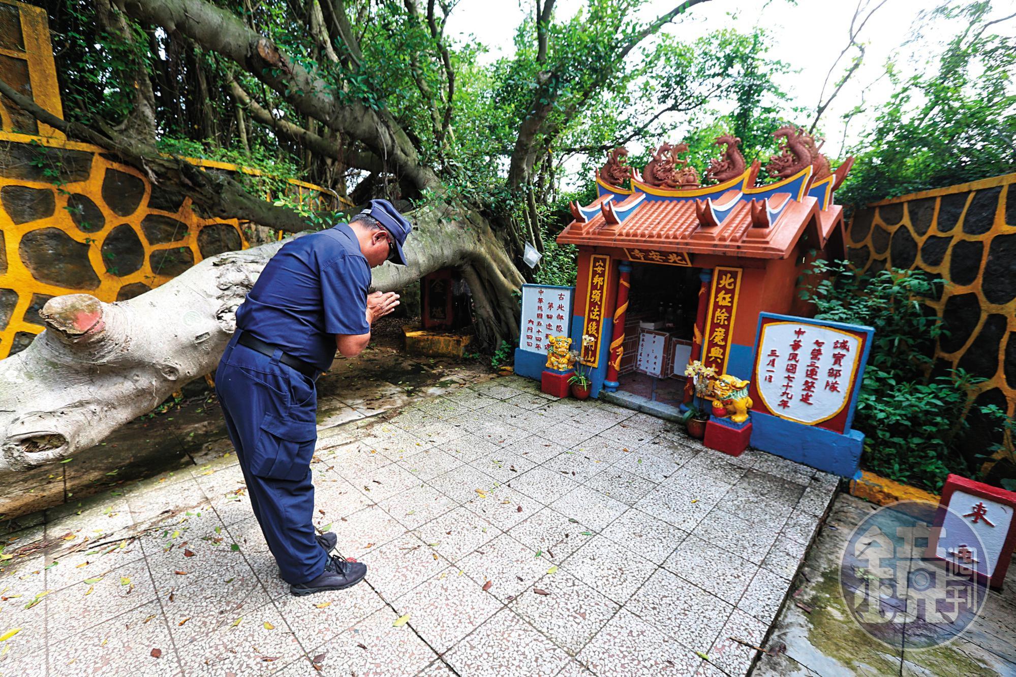 大膽島有不少廟宇,潘明祥巡邏經過都會誠心敬拜、祈求平安。