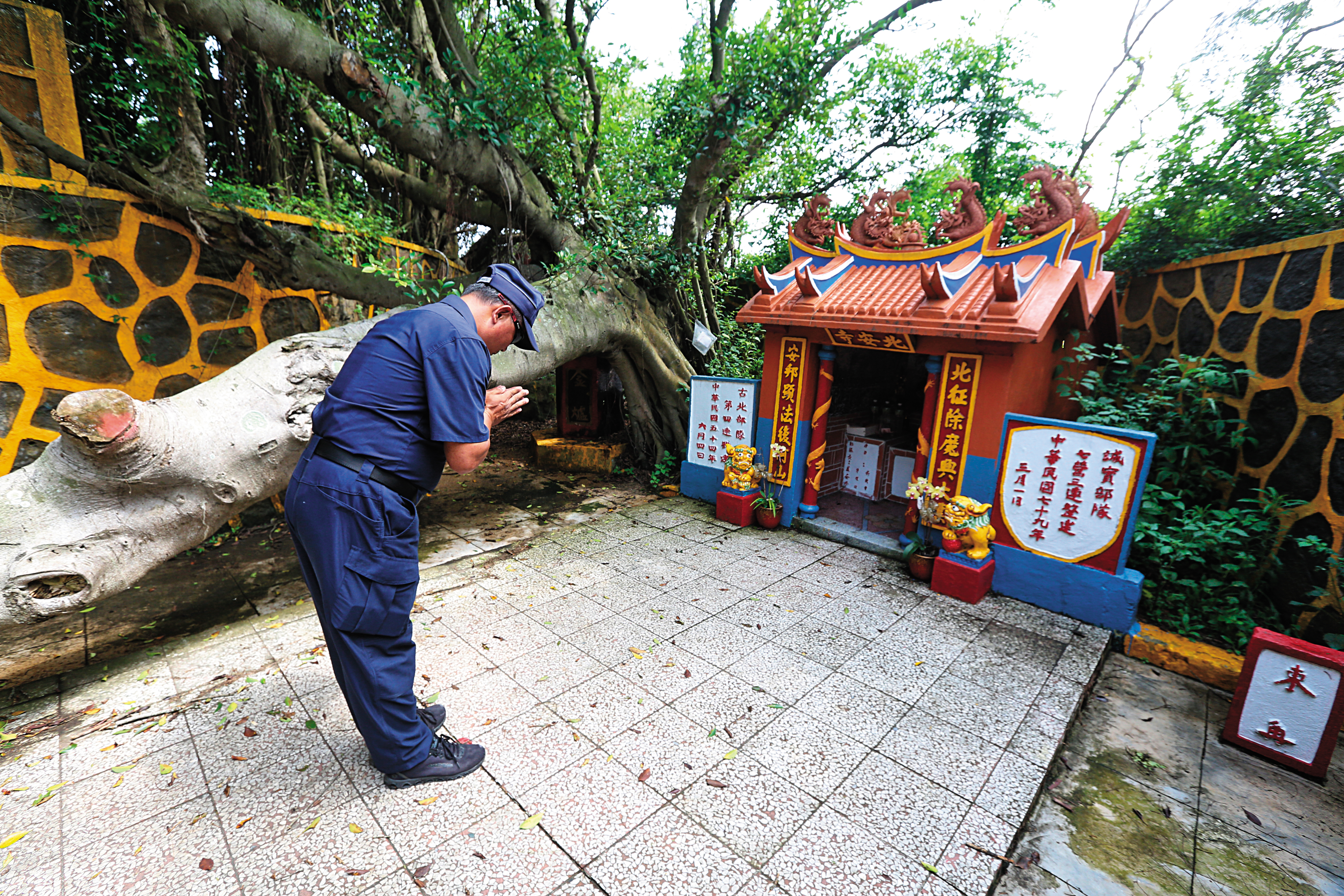 大膽島有不少廟宇，潘明祥巡邏經過都會誠心敬拜、祈求平安。
