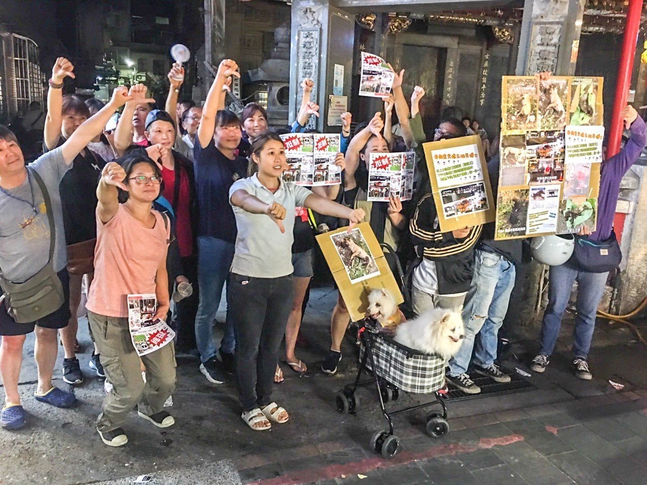 動保人士在士林夜市集結，抗議毒狗不尊重生命。（翻攝自《為台灣動物發聲》臉書）