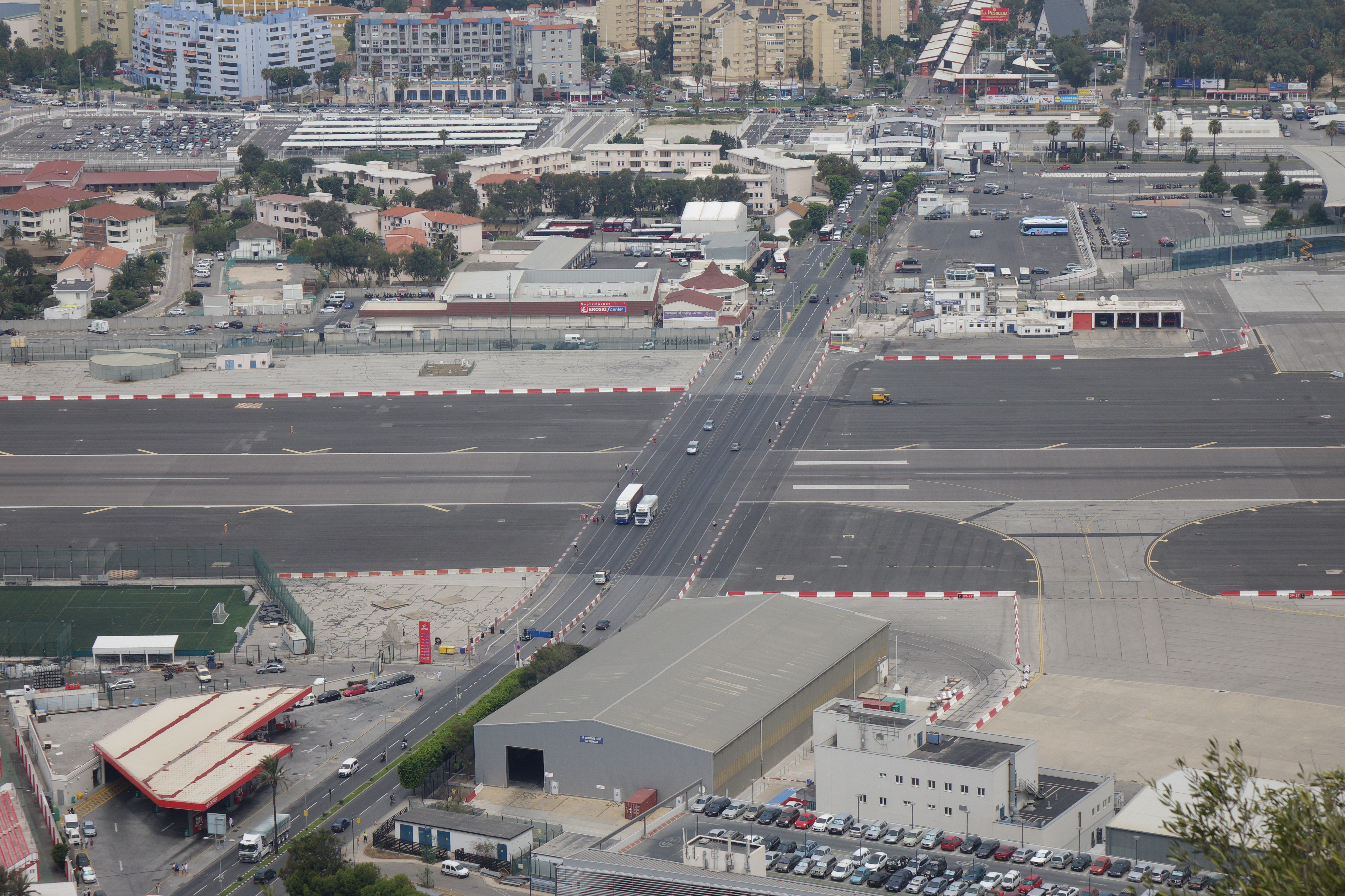 直布羅陀主要道幹溫斯頓·邱吉爾大道（圖中南北向道路）穿越「直布羅陀機場」機場跑道。
