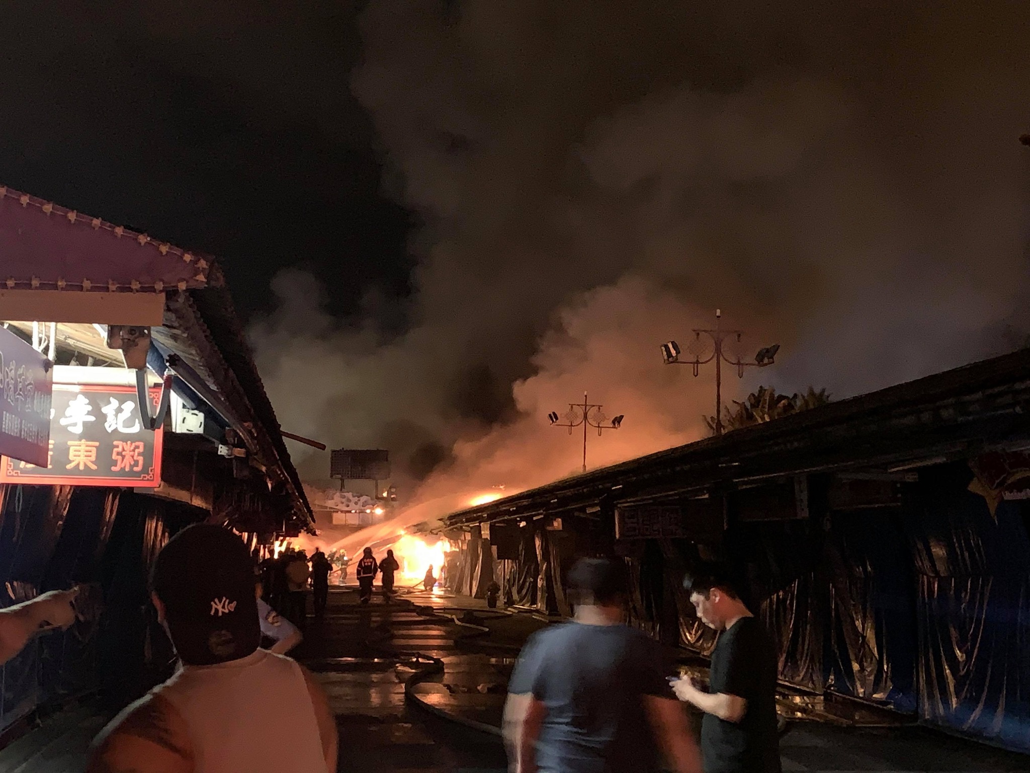 火勢很快就被控制，初估燃燒面積約200坪，32家攤商均被祝融吞噬。（翻攝自民代魏嘉彥臉書）
