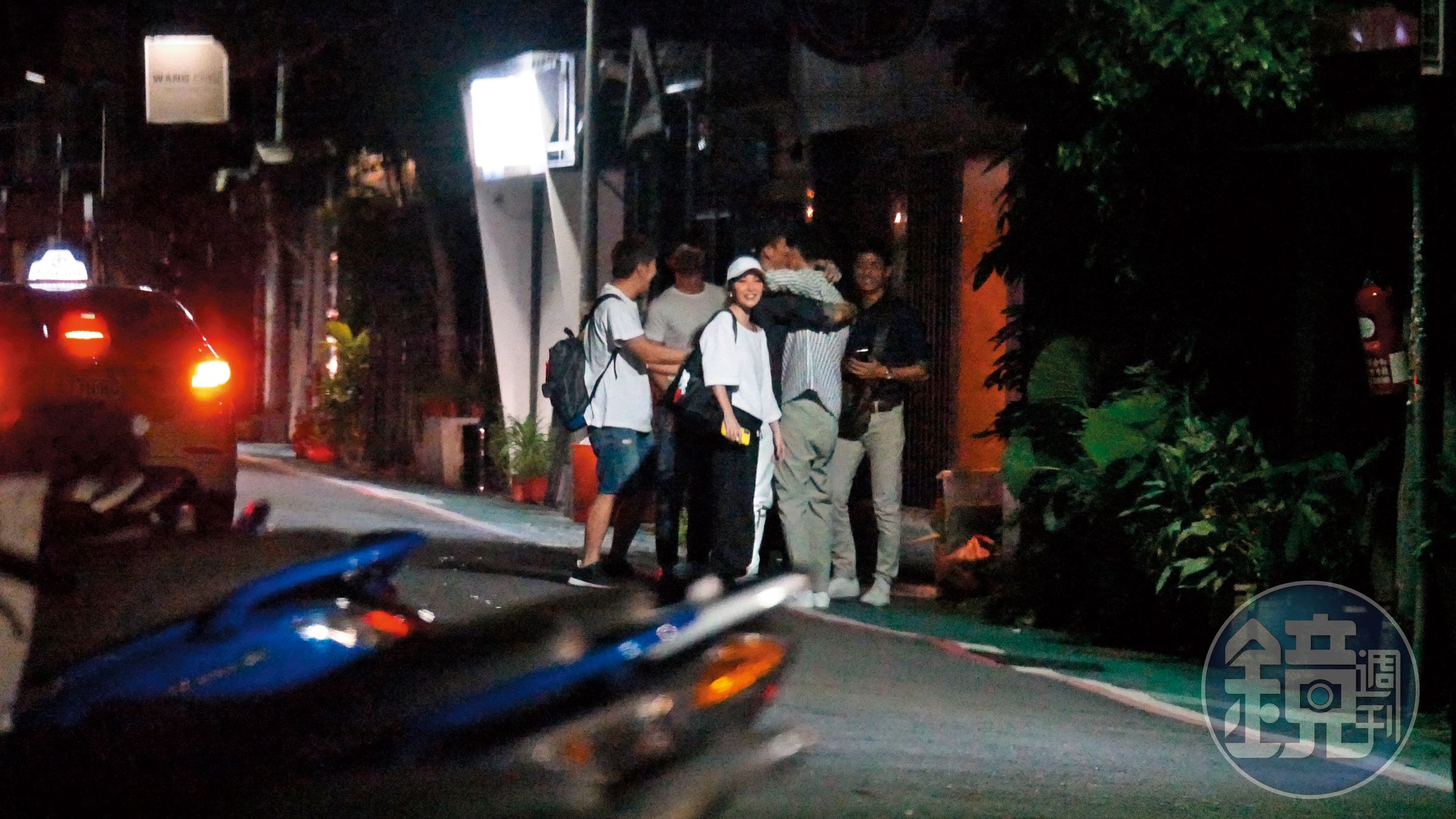 5/30 00：02 一夥人酒足飯飽後在門口道別，男友人還依依不捨的抱著呂銳，許維恩則在一旁燦笑等候。