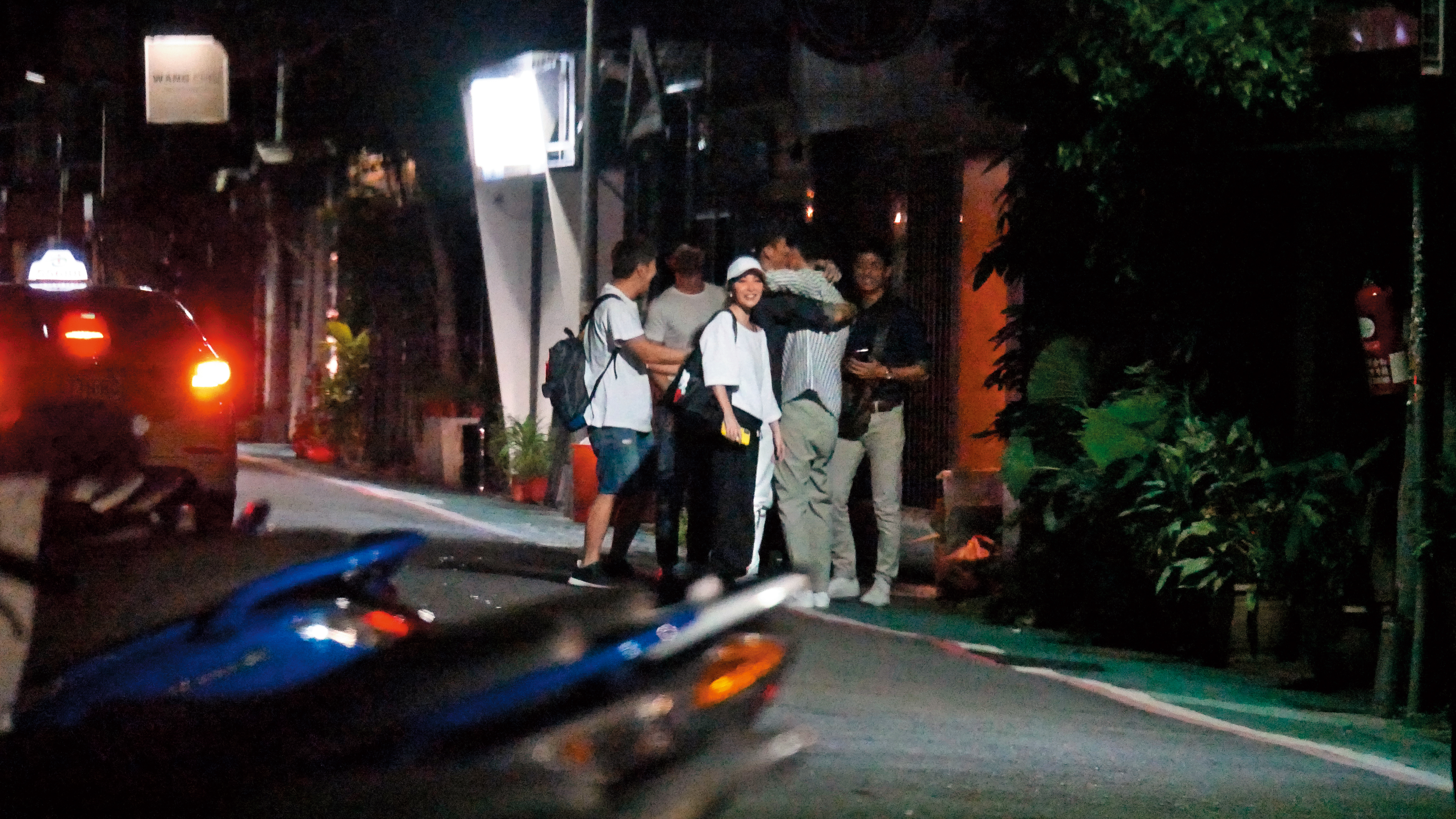 5/30 00：02 一夥人酒足飯飽後在門口道別，男友人還依依不捨的抱著呂銳，許維恩則在一旁燦笑等候。