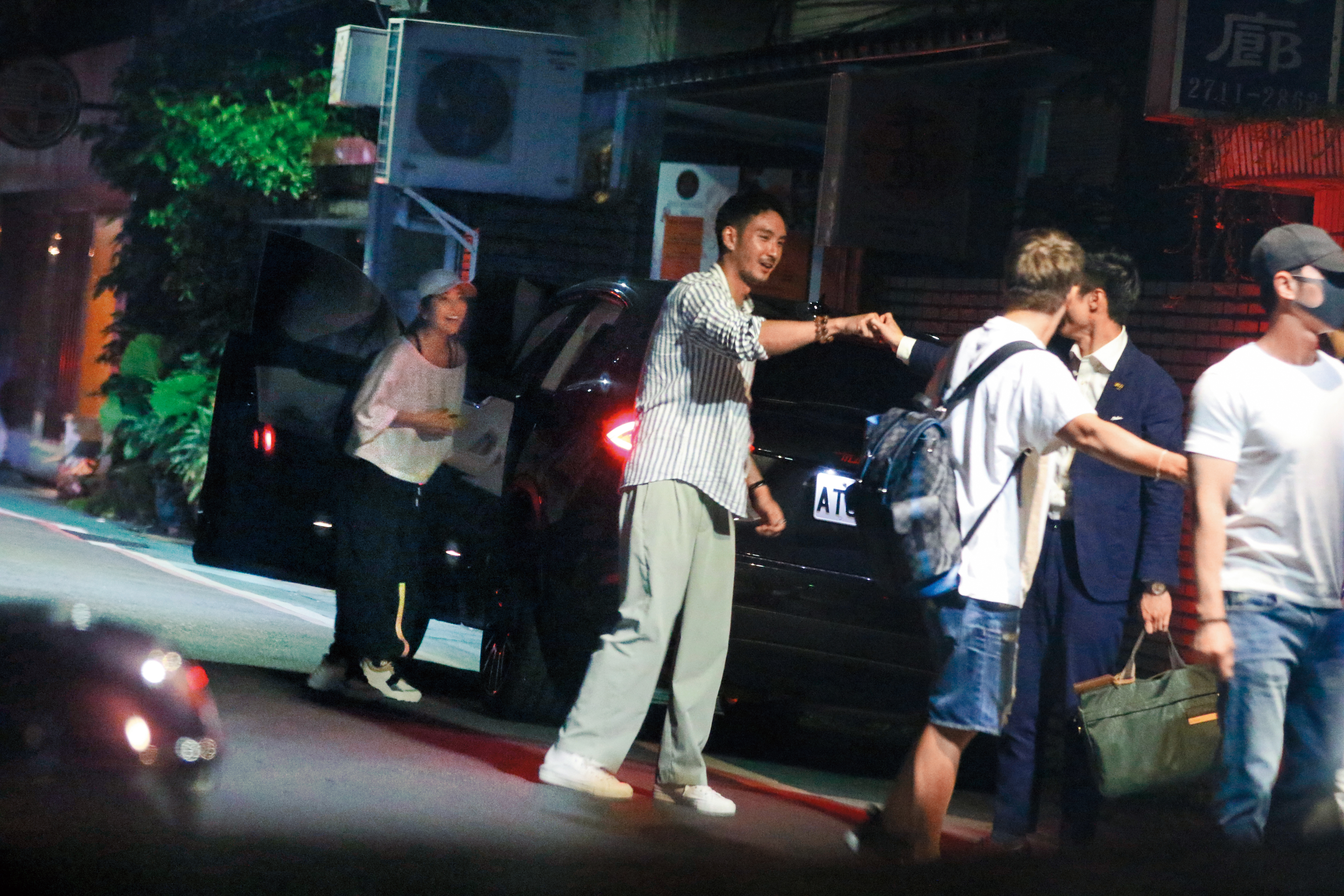 5/30 00:04 呂銳和友人擊拳告別，許維恩開了駕駛門，準備載呂銳離開。