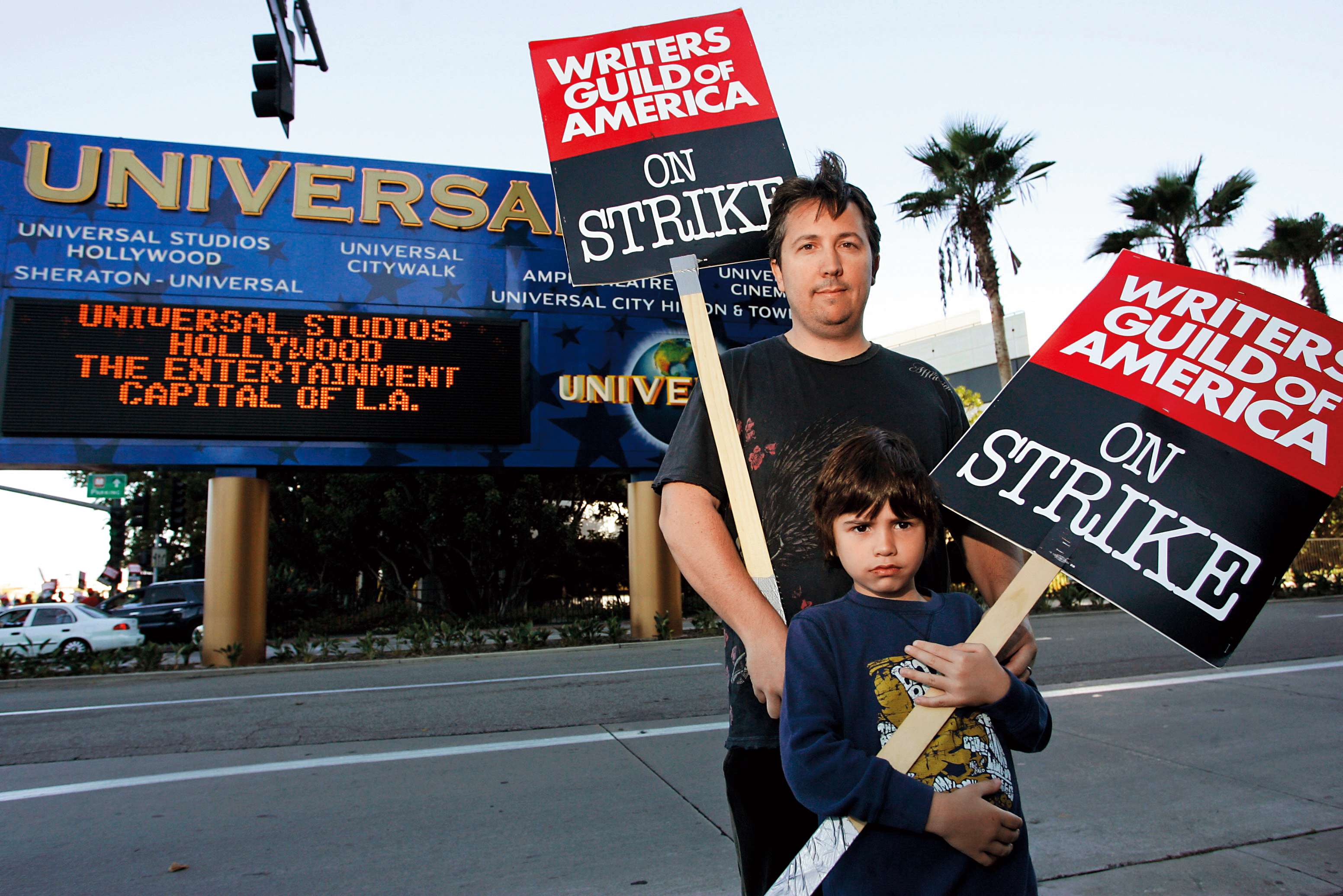 最近為爭取權益而槓上經紀人協會的好萊塢編劇工會，於2007年發起大規模罷工，造成60部影視劇停擺，當時連《神鬼奇航》系列知名編劇Stuart Beattie和兒子都一起走上街頭。（東方IC）