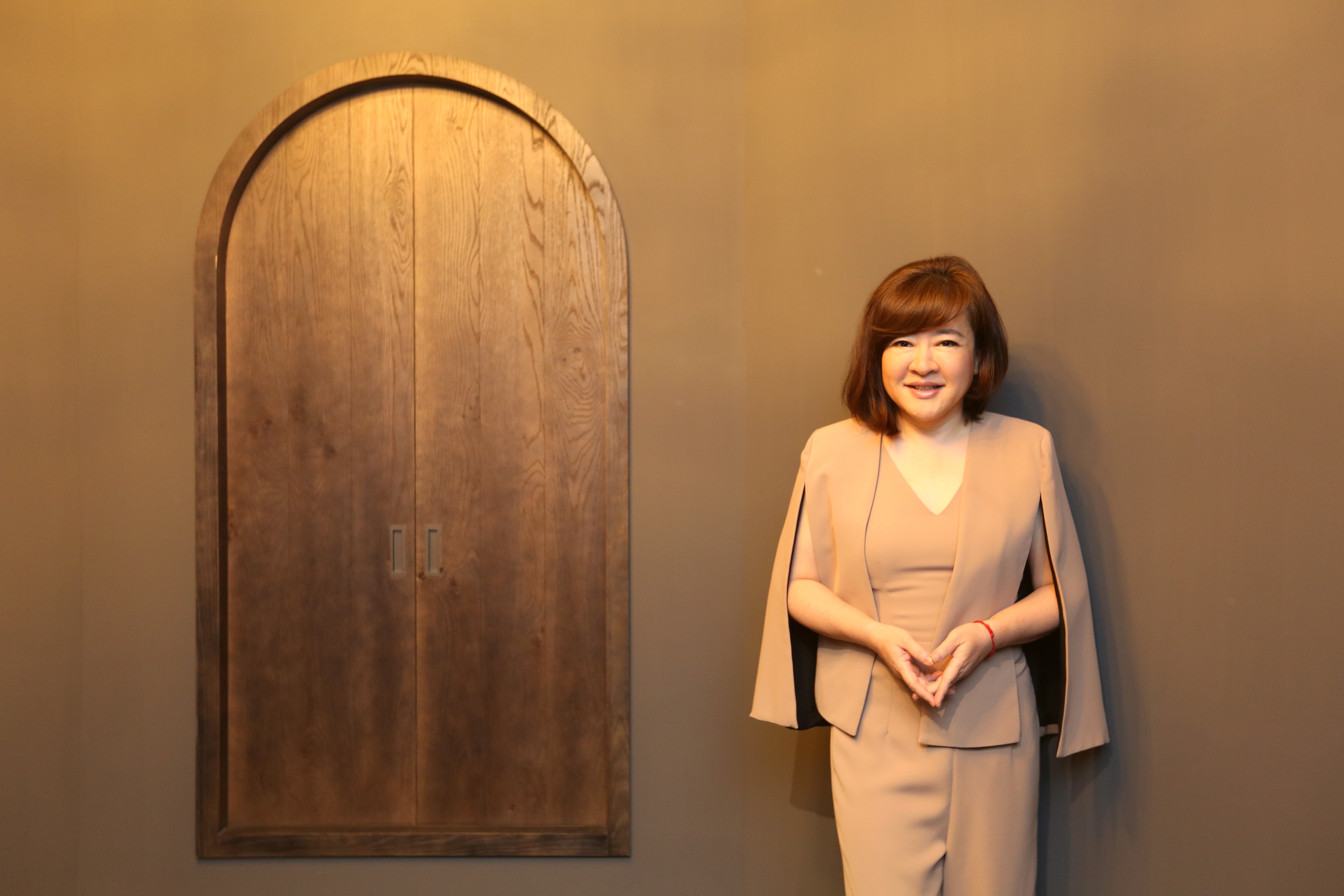 這天採訪的咖啡館有很多門，趙婷說這在父親的標準是不安全的。父親每到一個餐廳就要搞清楚幾個門、出口在哪。