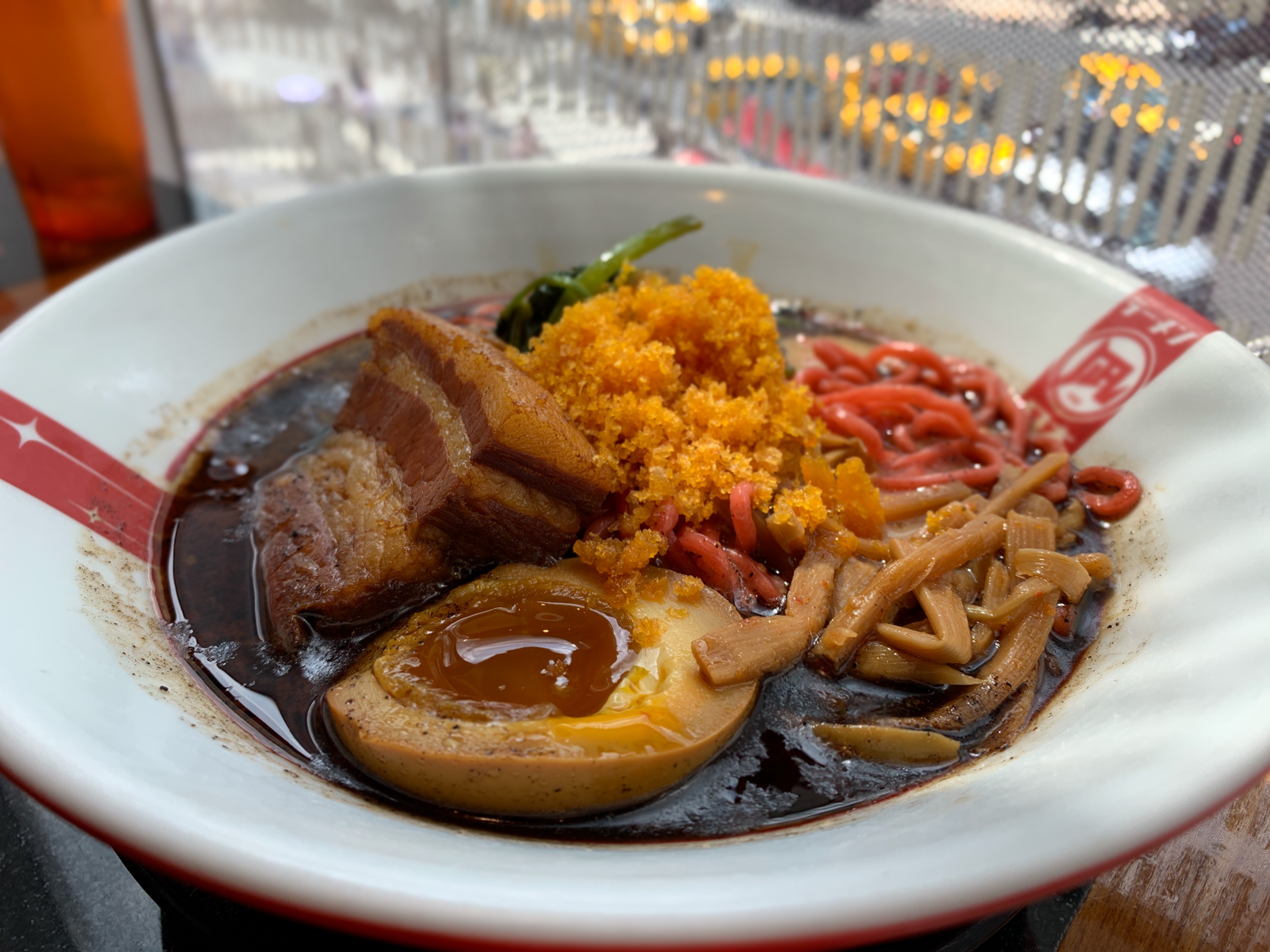 「ラーメン凪（Nagi）豚骨拉麵」推出限定口味「台灣王」，現刨烏魚子是一大亮點。