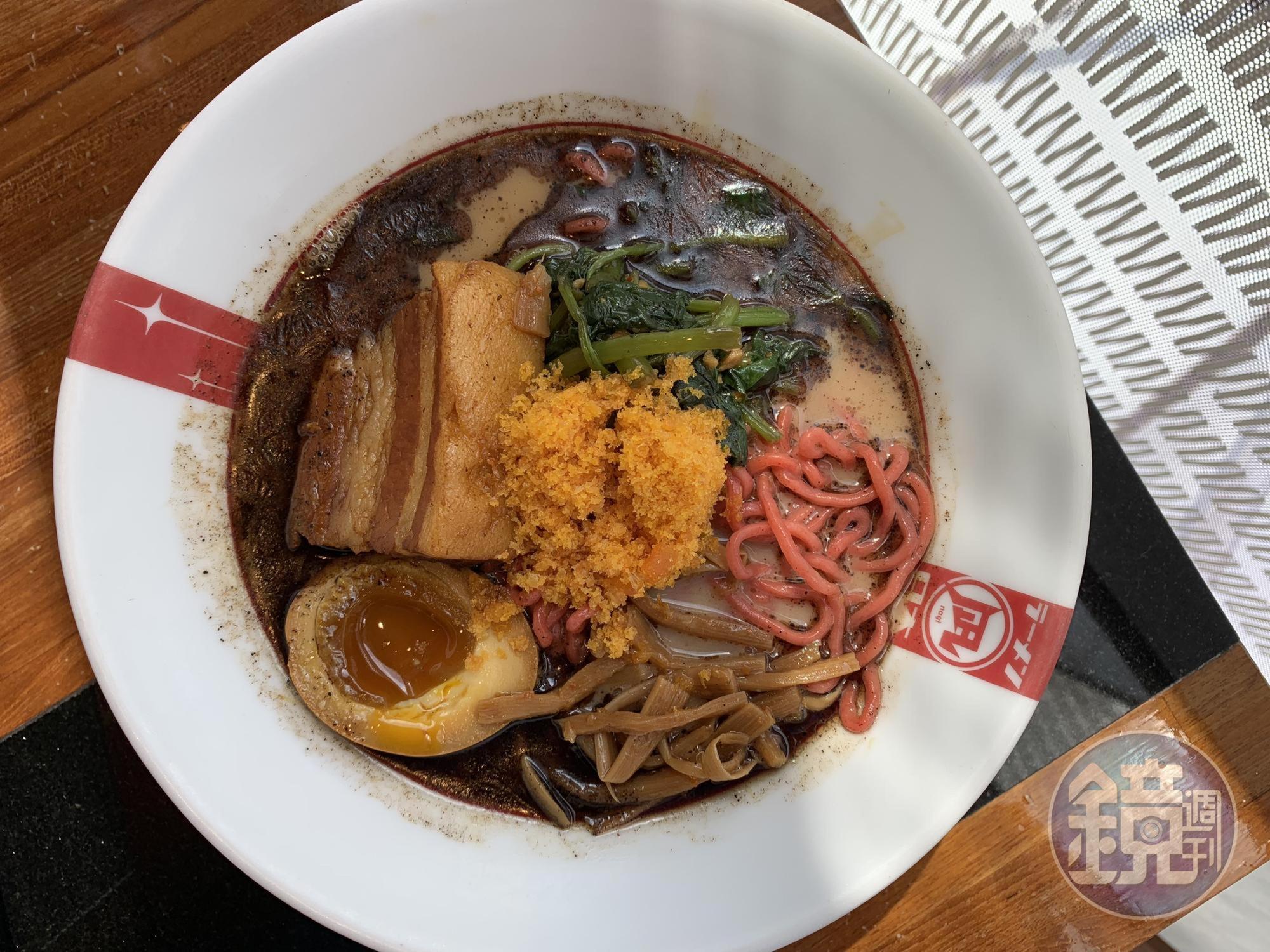 「台灣王」以豚骨為基底,配料有地瓜葉、麻竹筍干,厚實有味的豬腩肉,最高貴的就是產自雲林口湖的烏魚子。(300元/碗)
