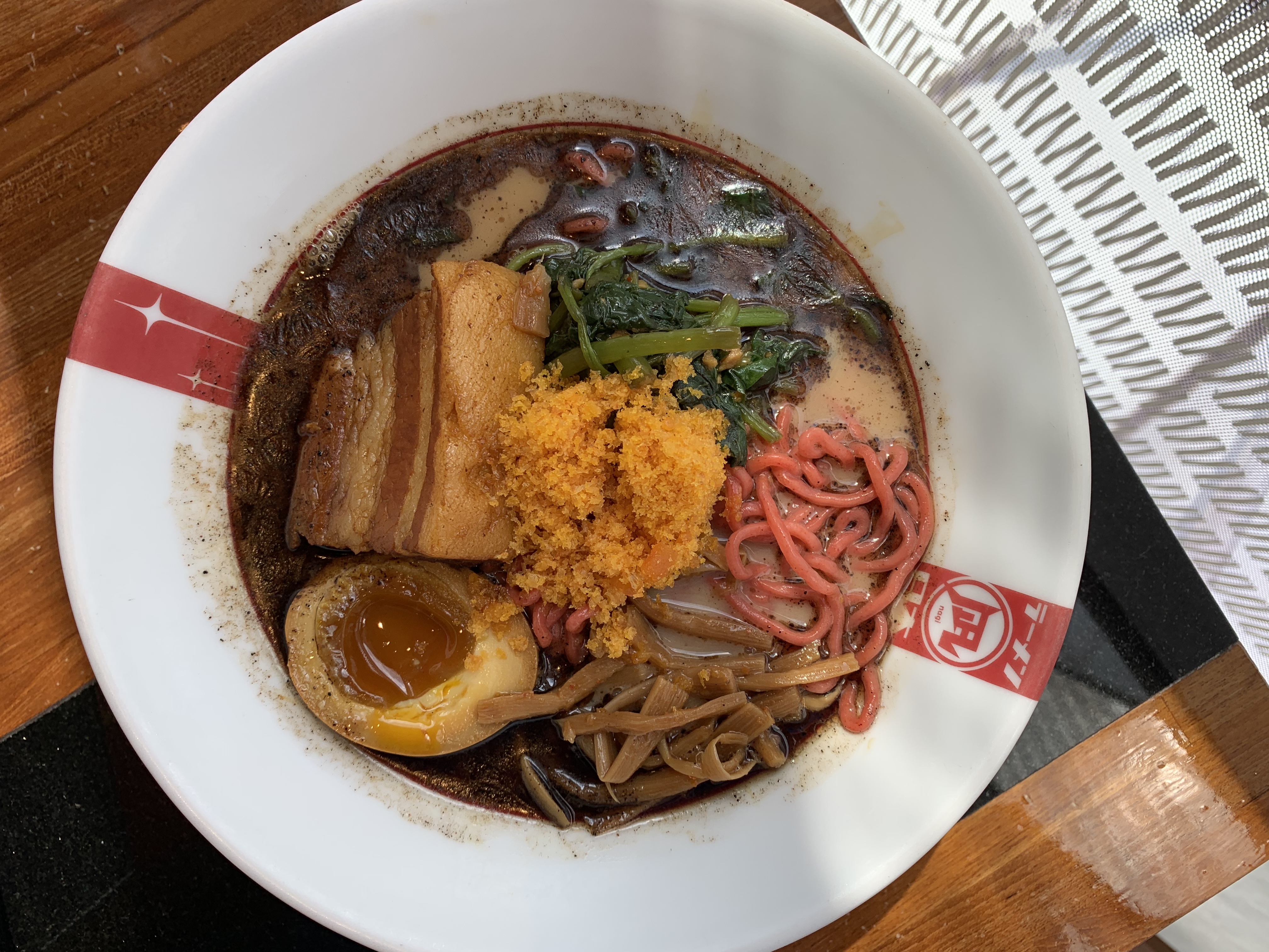 「台灣王」以豚骨為基底，配料有地瓜葉、麻竹筍干，厚實有味的豬腩肉，最高貴的就是產自雲林口湖的烏魚子。（300元／碗）