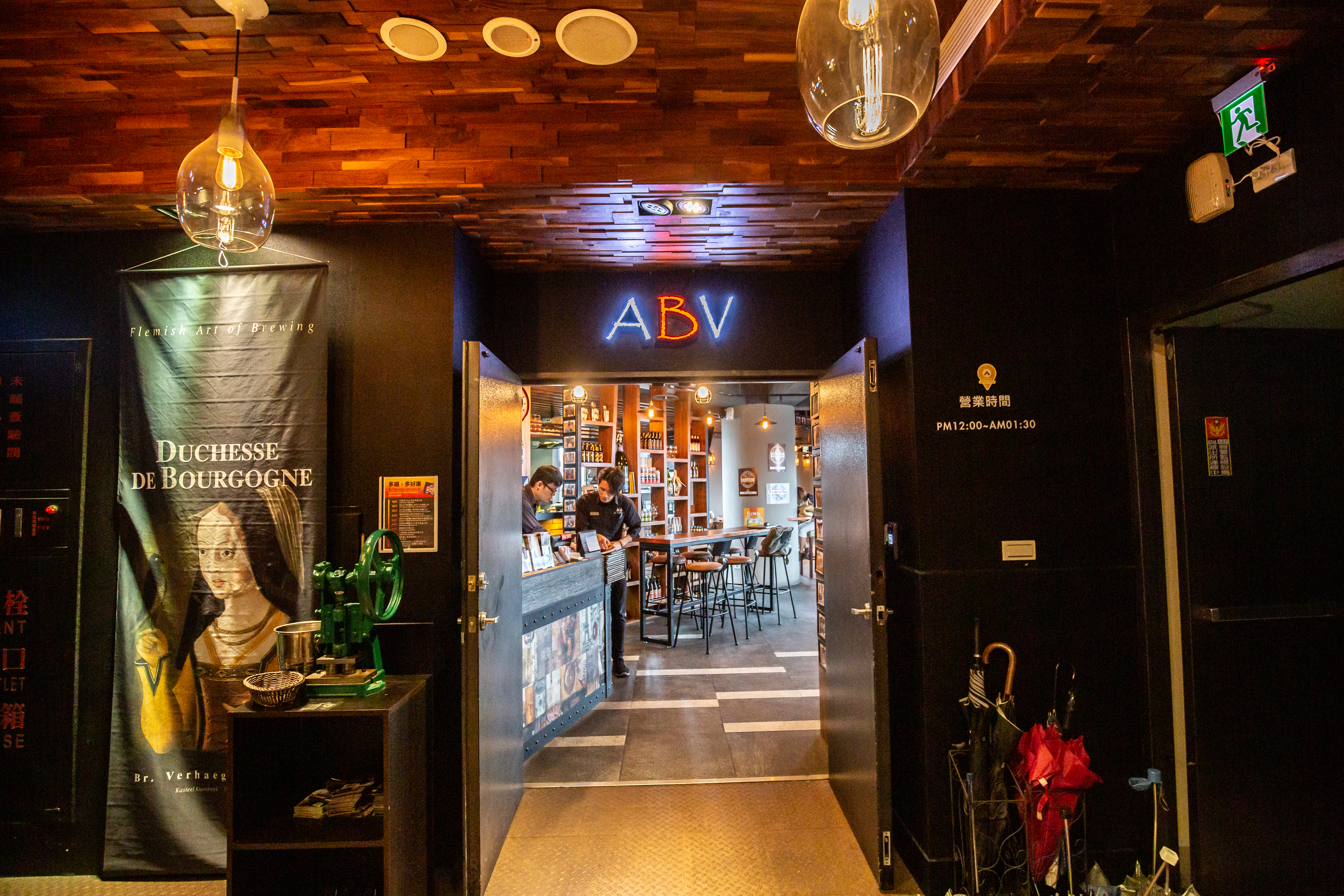 「ABV閣樓餐酒館」開在12樓，少了街邊店的嘈雜，多了一分悠閒。