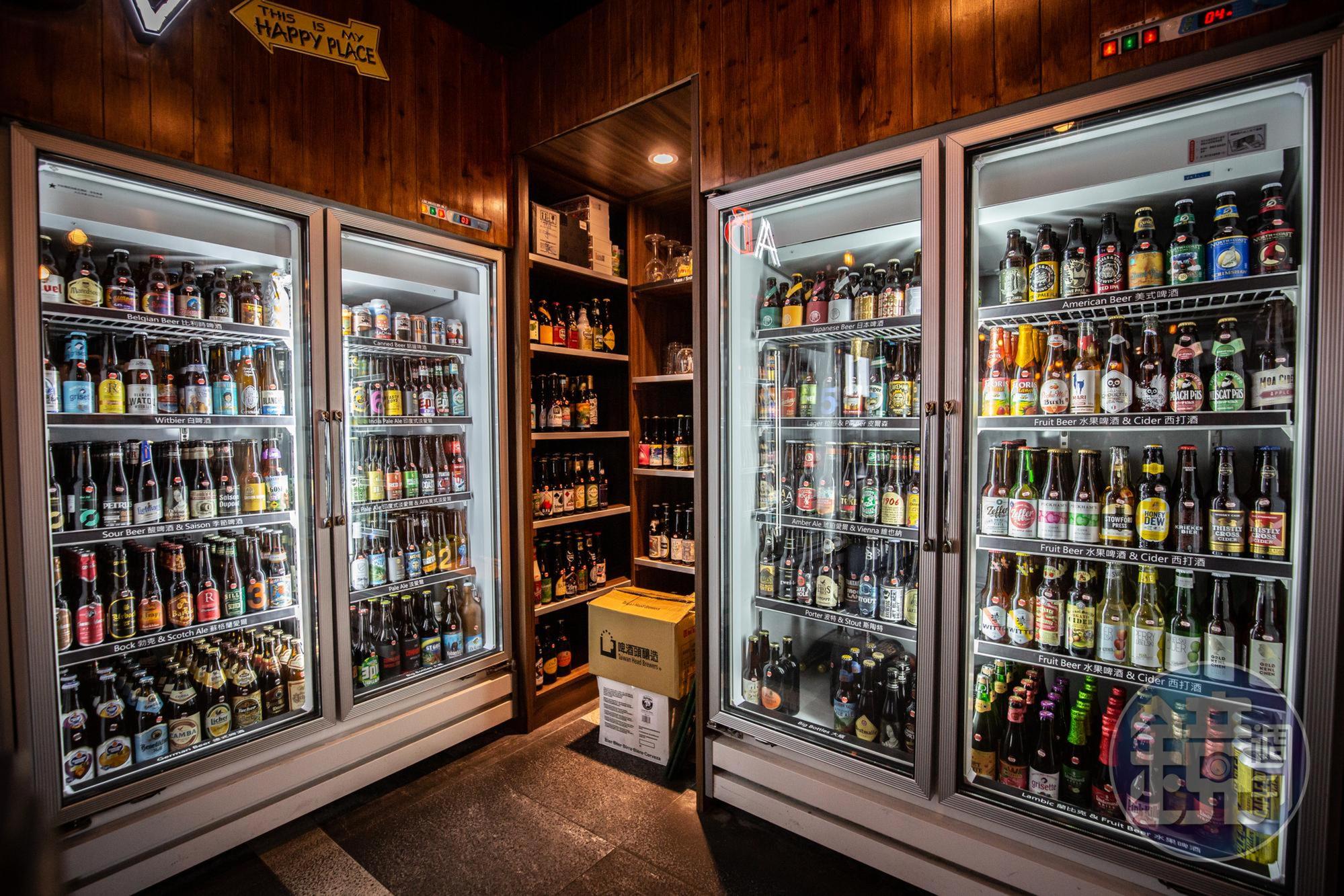店內常態供應超過300款精釀啤酒。