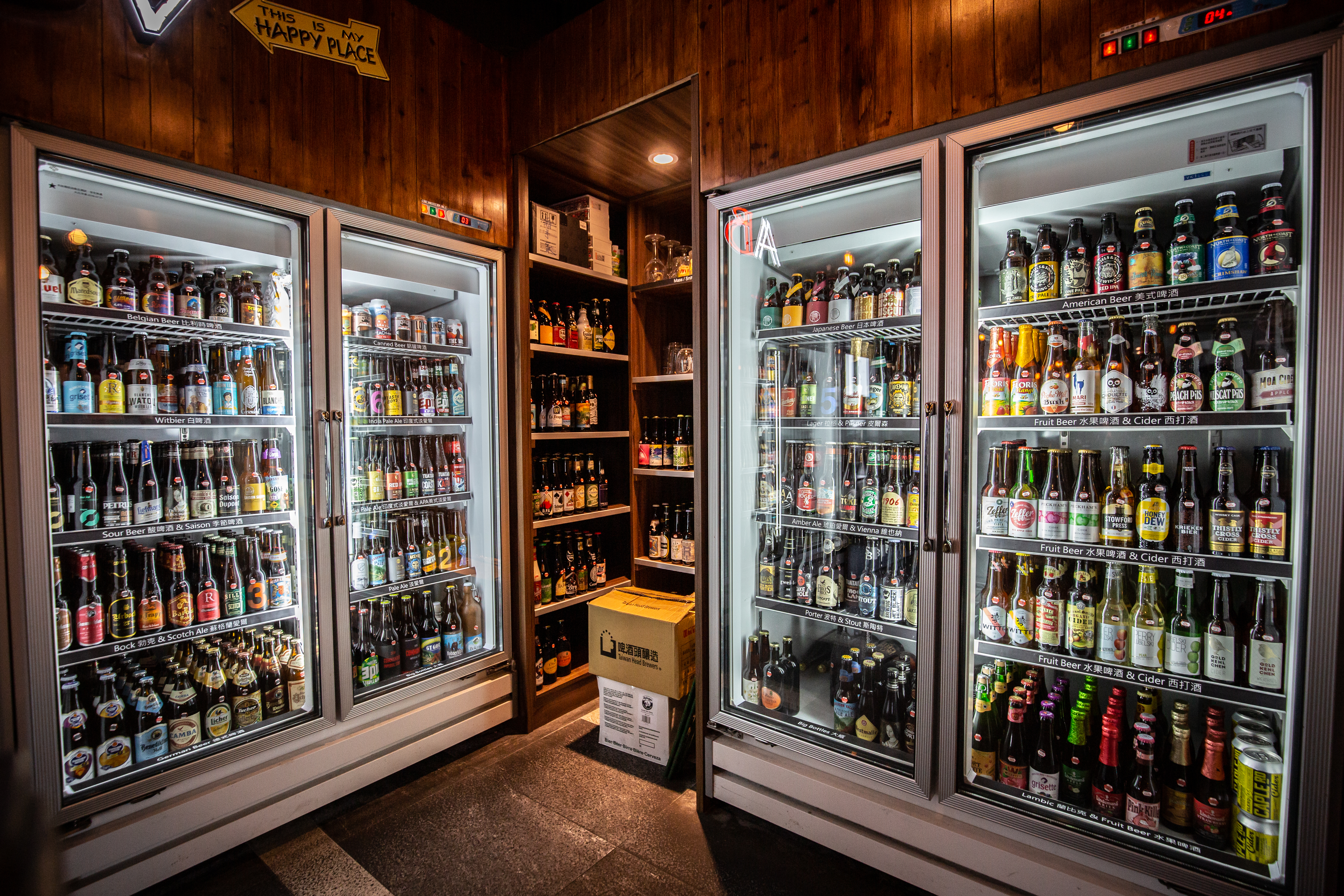 店內常態供應超過300款精釀啤酒。