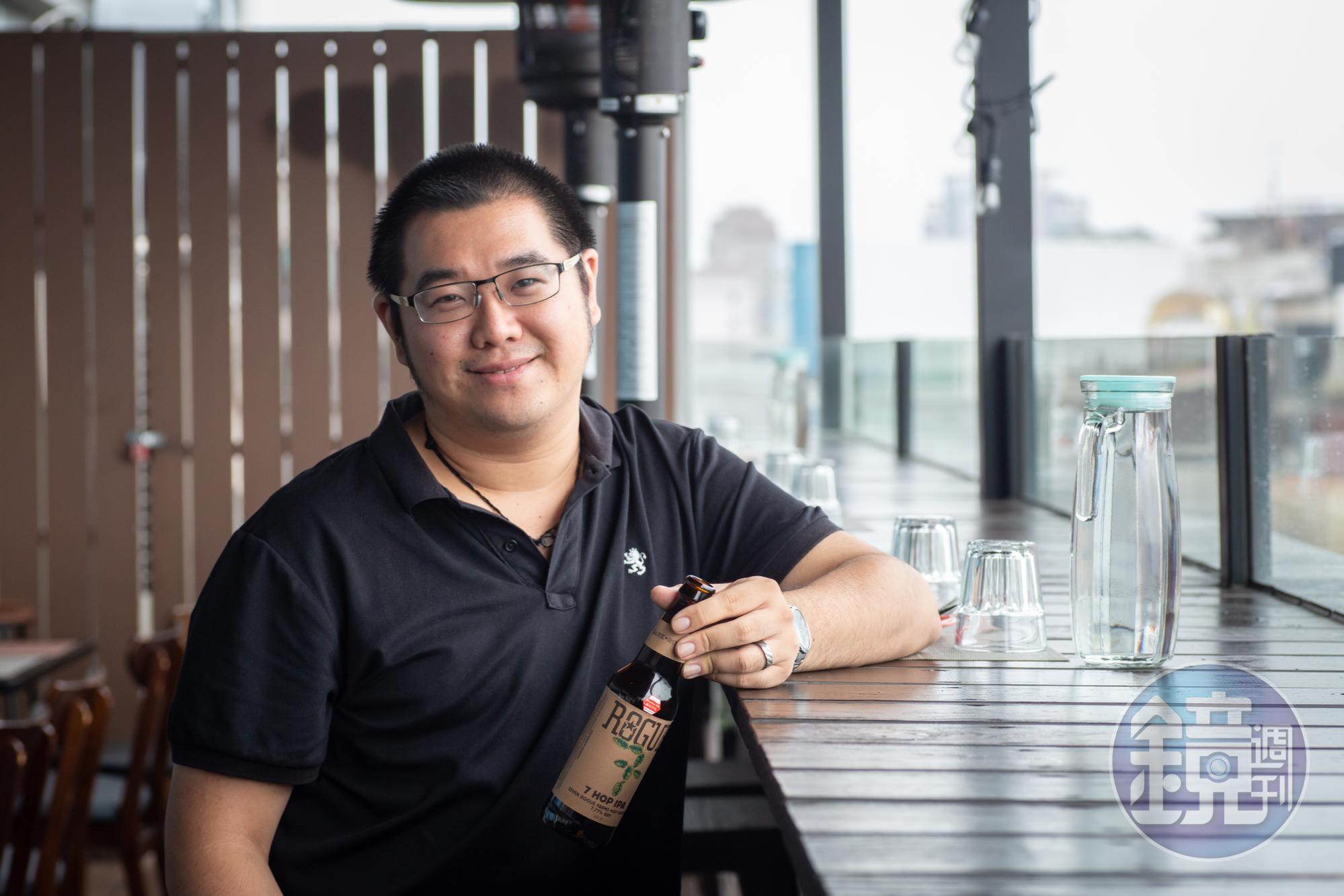 老闆鄭訓宇對各式啤酒風味瞭若指掌。