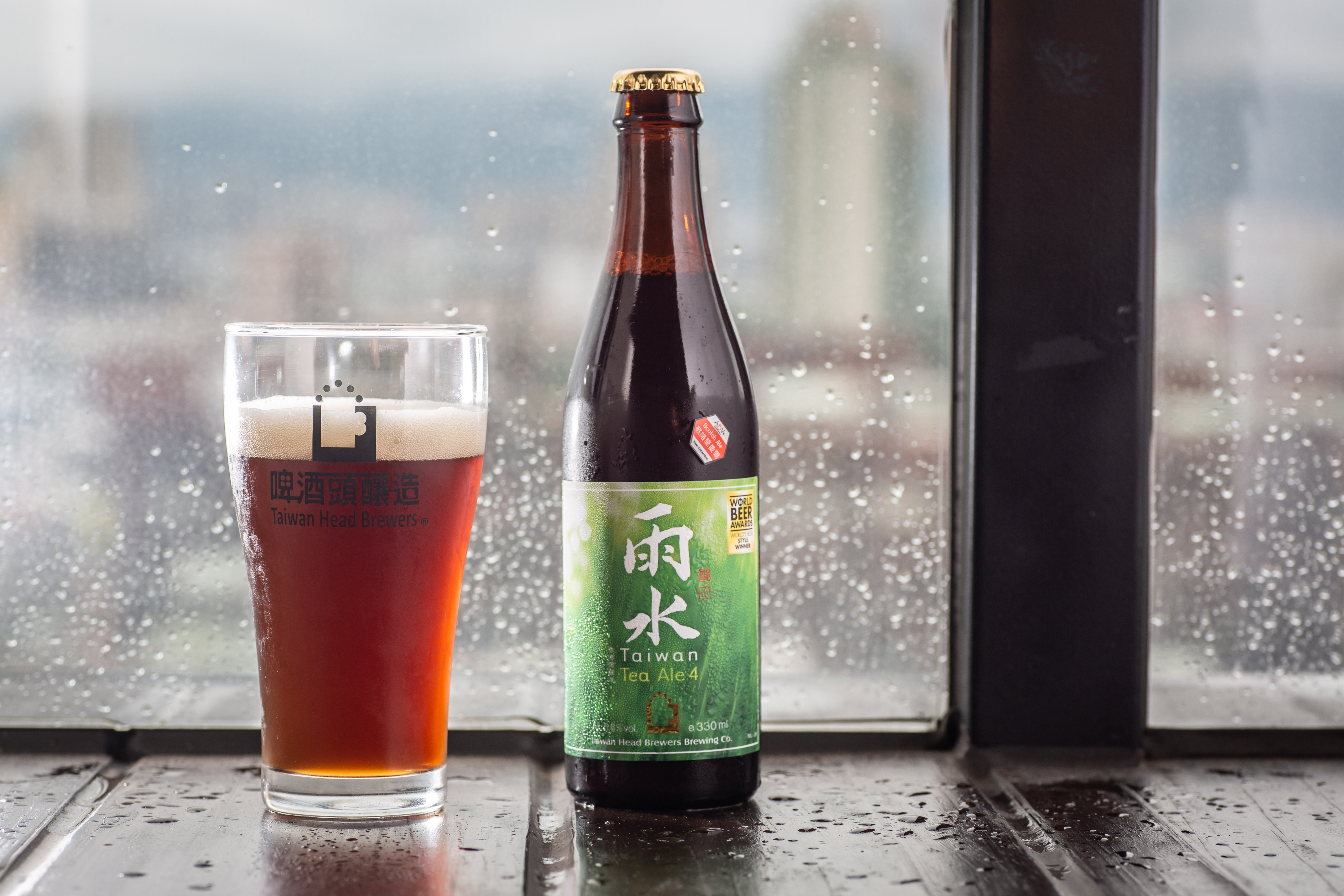 「啤酒頭雨水茶啤酒」利用低溫發酵產生牛奶香氣，另外加入同樣帶有奶香的金萱茶，入喉滑順，氣味淡雅。（210元／瓶）