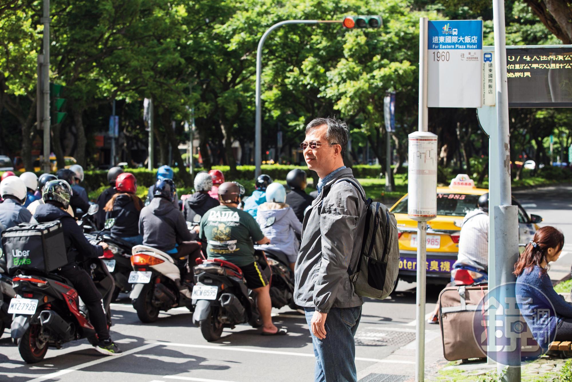 蕭金星每年從股市賺到的錢更勝上班收入，但他依舊每天搭公車上下班。