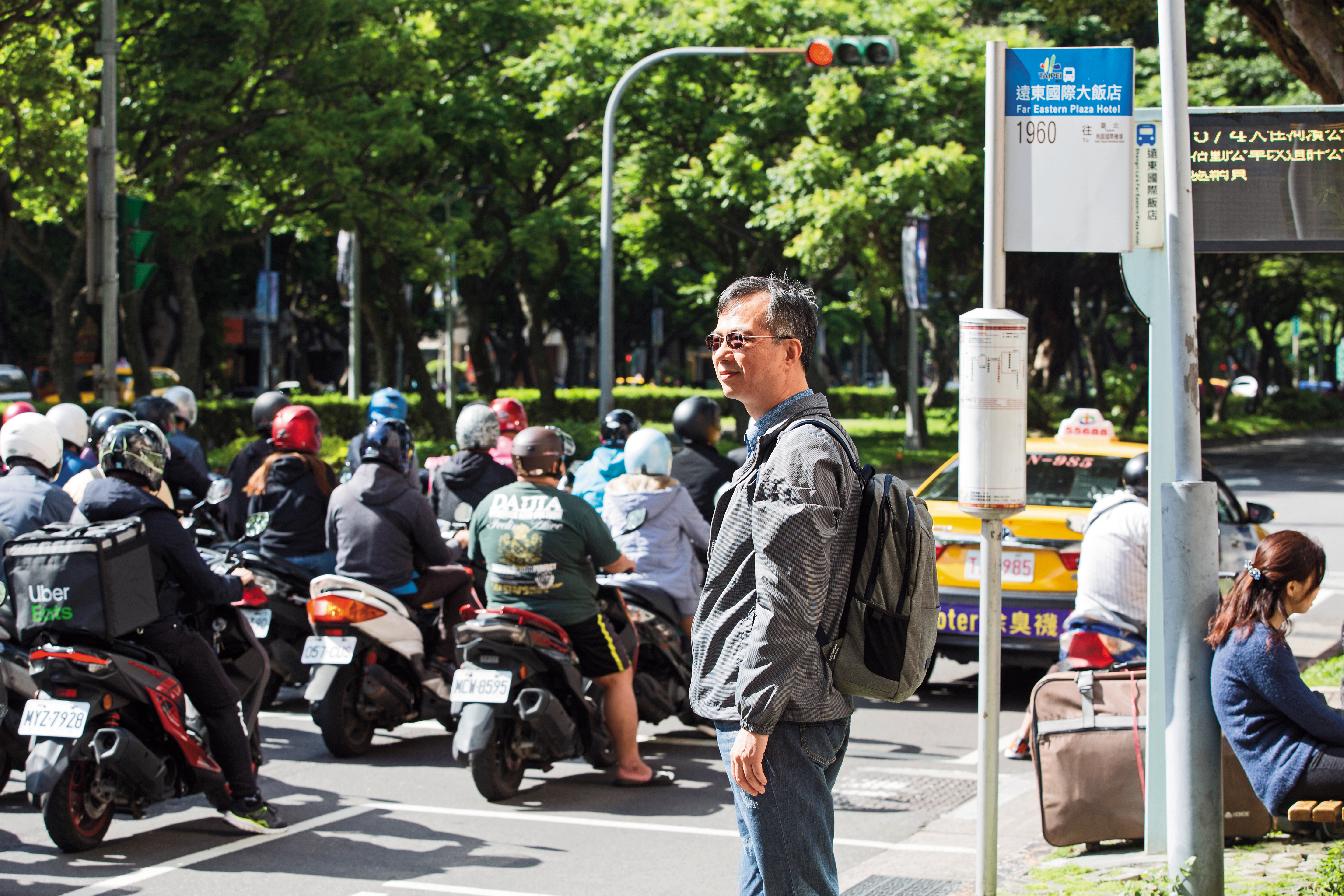 蕭金星每年從股市賺到的錢更勝上班收入，但他依舊每天搭公車上下班。