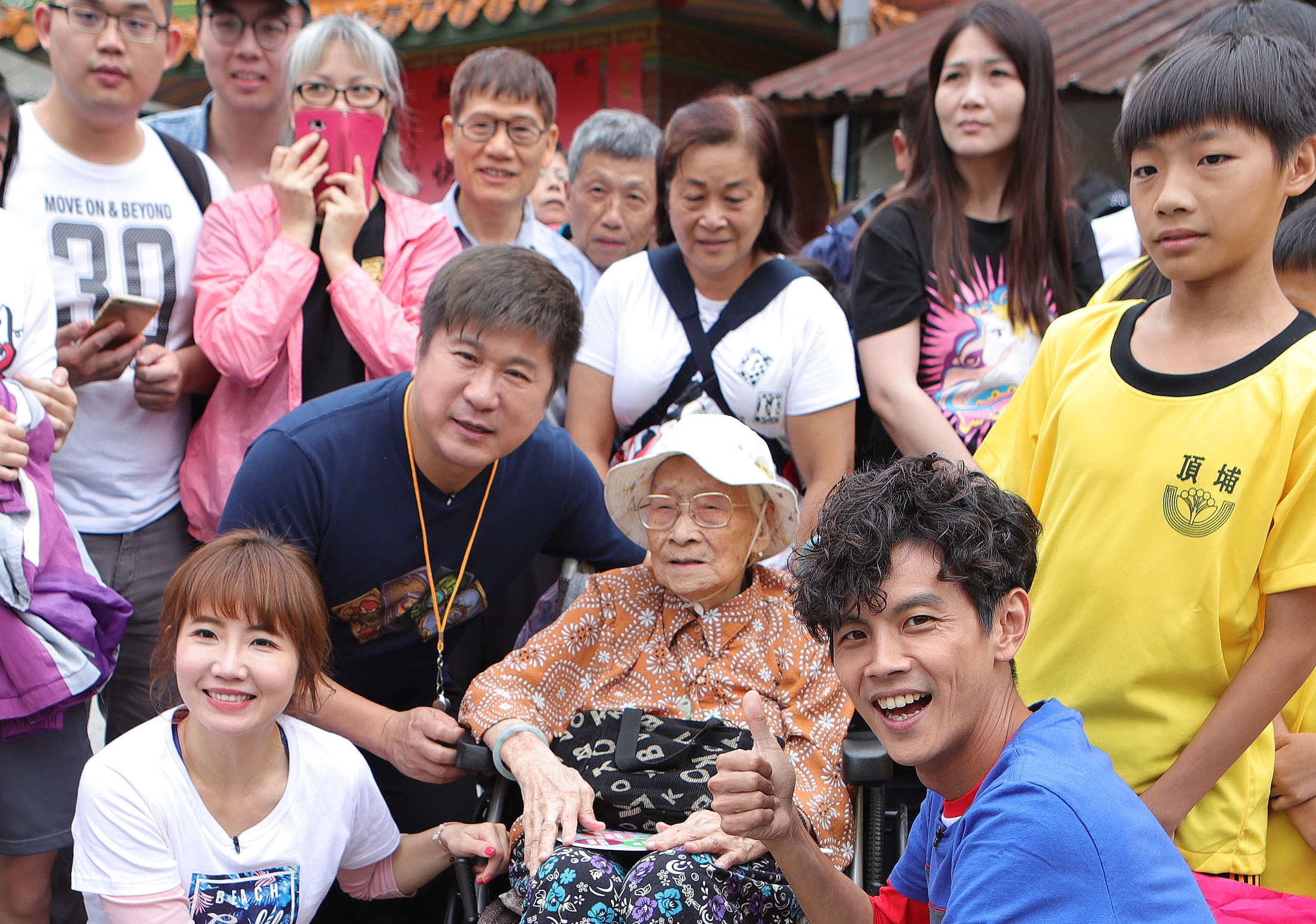 《綜藝大集合》日前到土城「永福巖祖師廟」外景，103歲阿嬤特地來看胡瓜。（民視提供）