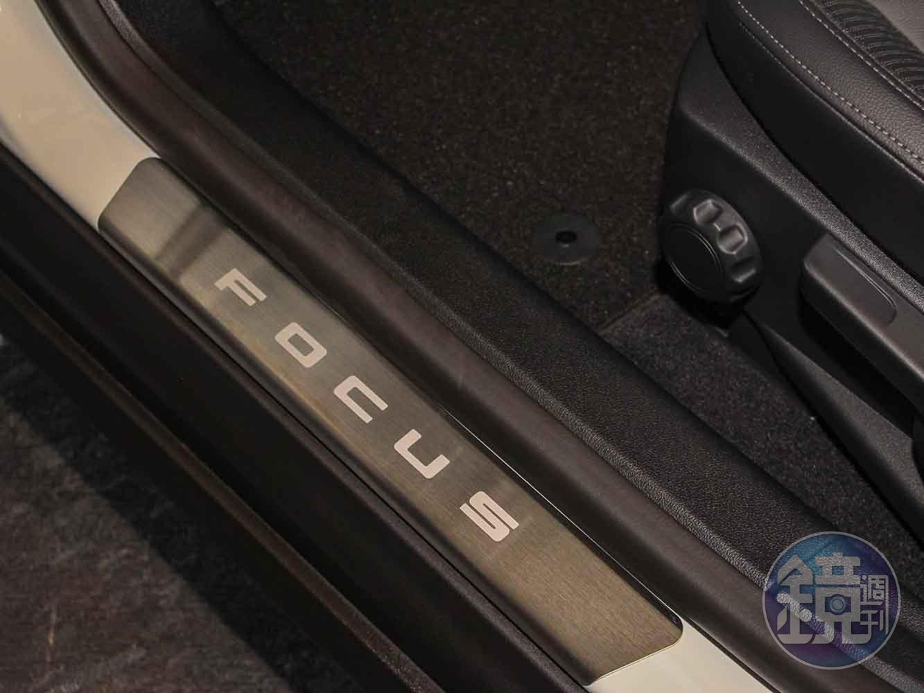 四門車型同步新增Focus迎賓踏板。