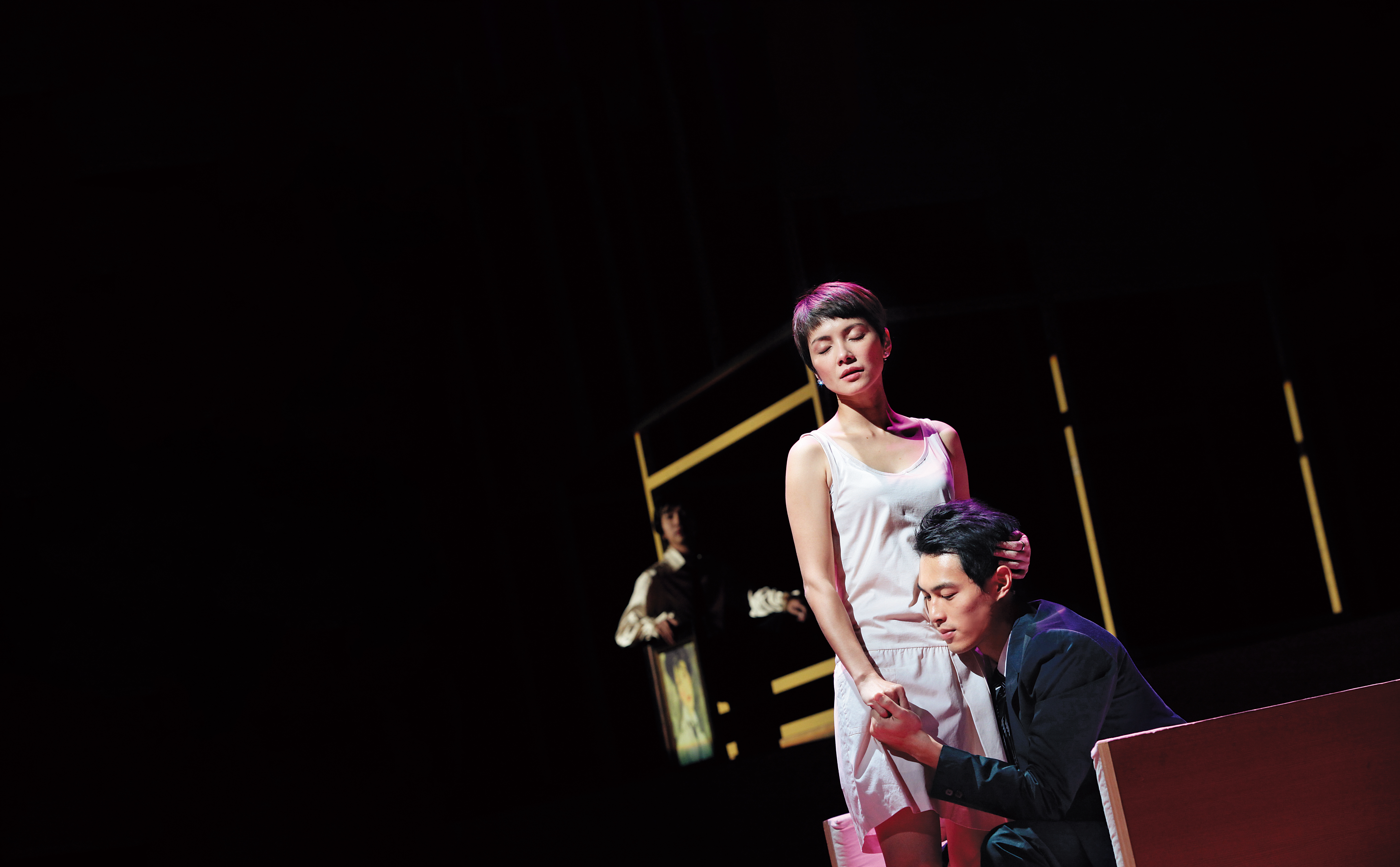 李心潔（左）與楊祐寧（右）主演的《命運建築師之遠大前程》解構並重新詮釋狄更斯經典。（非常林奕華提供）