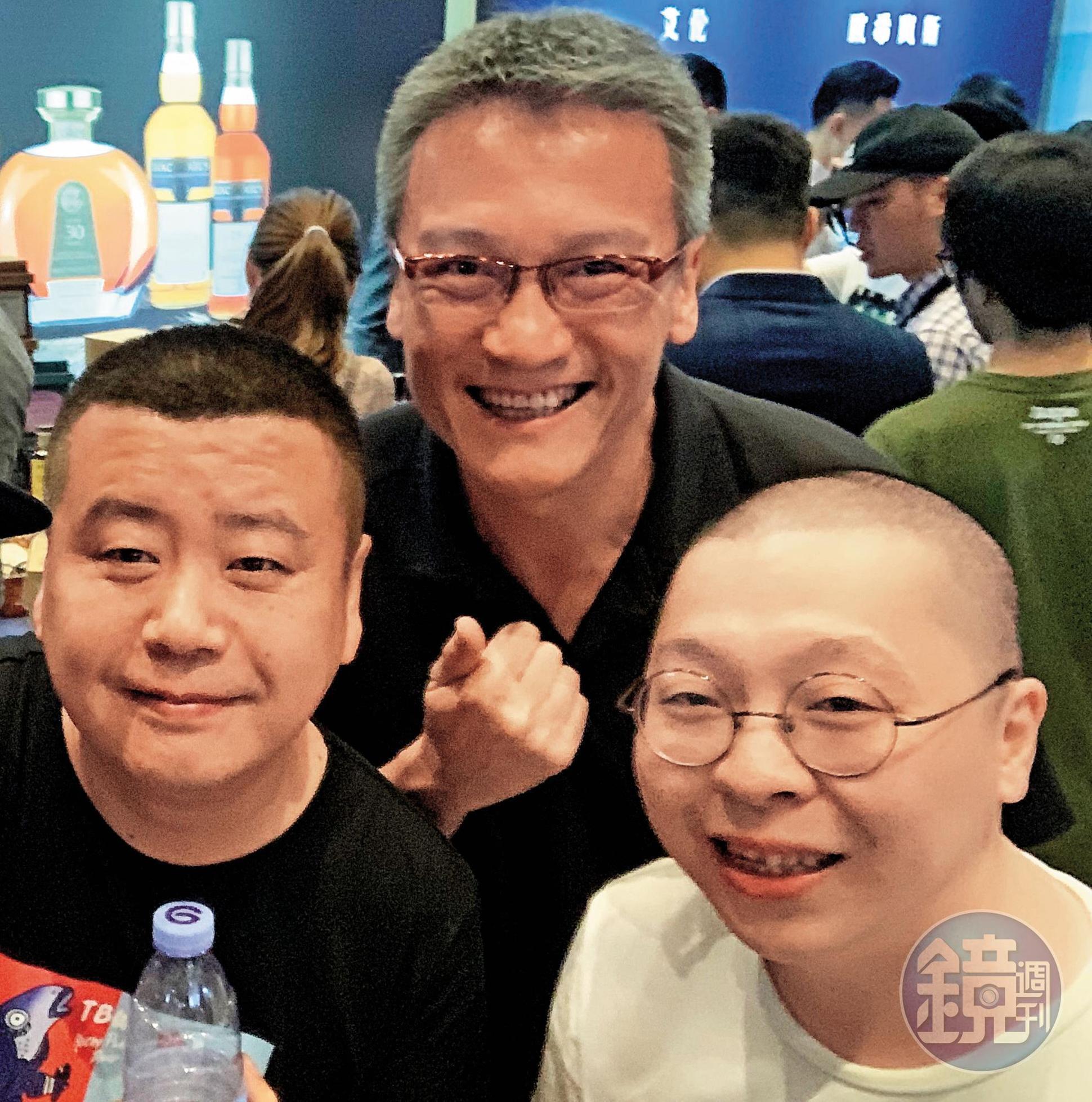 酒展是業內人與愛好者共襄盛舉、交流之處，長沙的Whisky Live策展人富剛（前左）、袁楚（前右），以及江小白的副總楊祖琛（中）相見歡。
