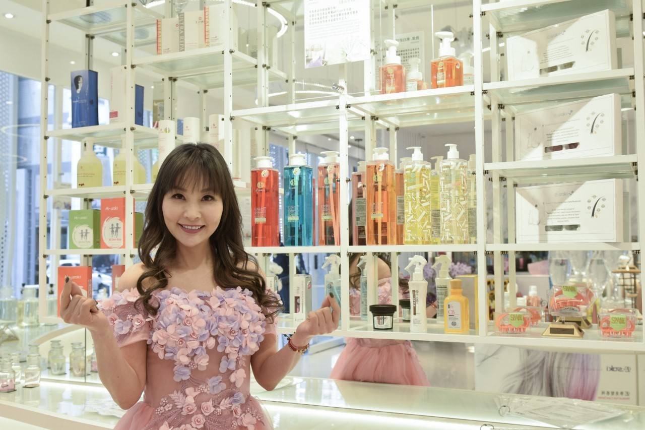 許聖梅接下髮品代言，南下高雄參加剪綵。（E-saki崎莎琪提供）